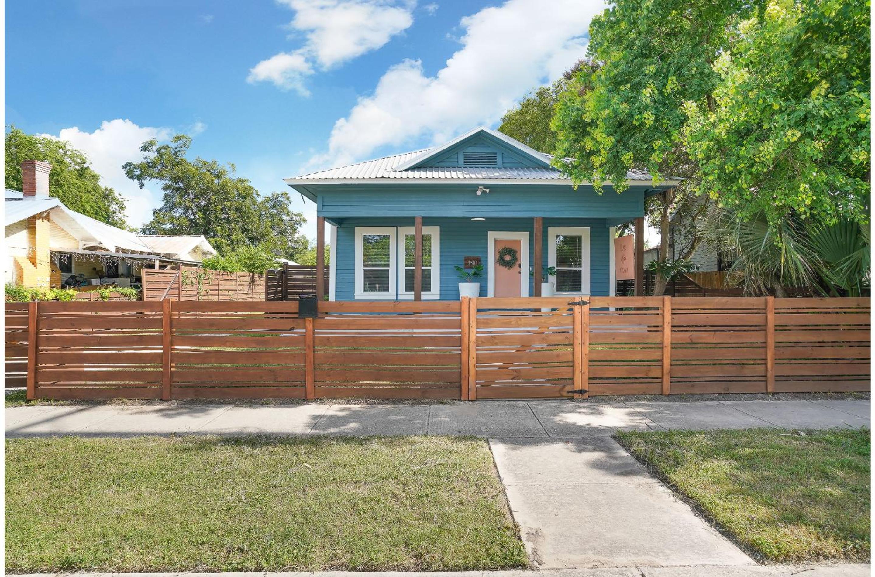 Amazing Fully Fenced Home Only 5 Mins from Downtown view 2