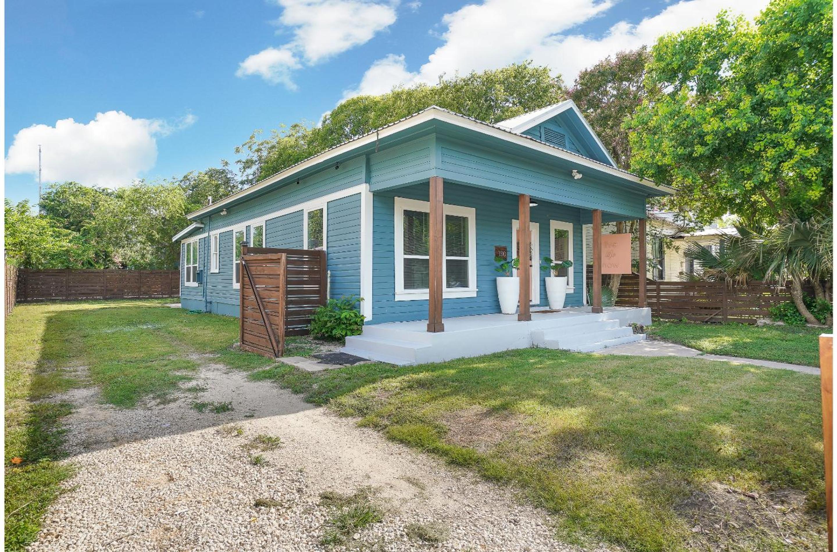 Amazing Fully Fenced Home Only 5 Mins from Downtown view 3