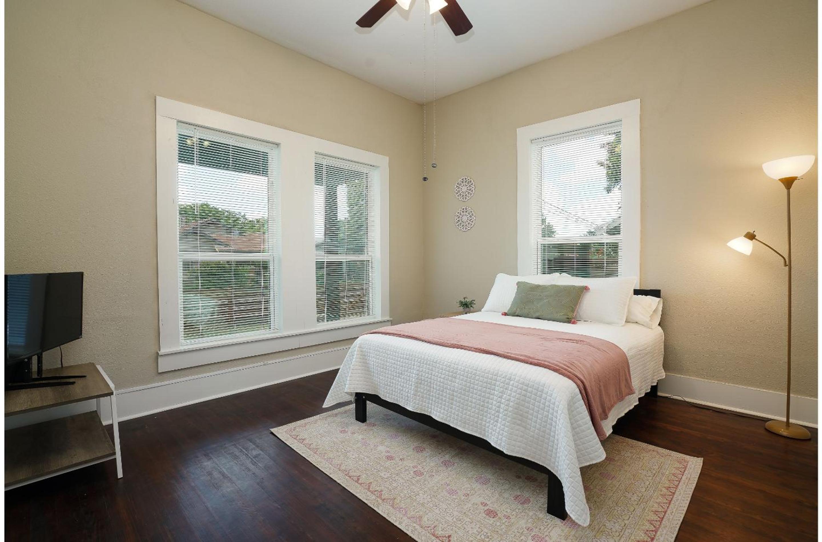 Amazing Fully Fenced Home Only 5 Mins from Downtown view 4