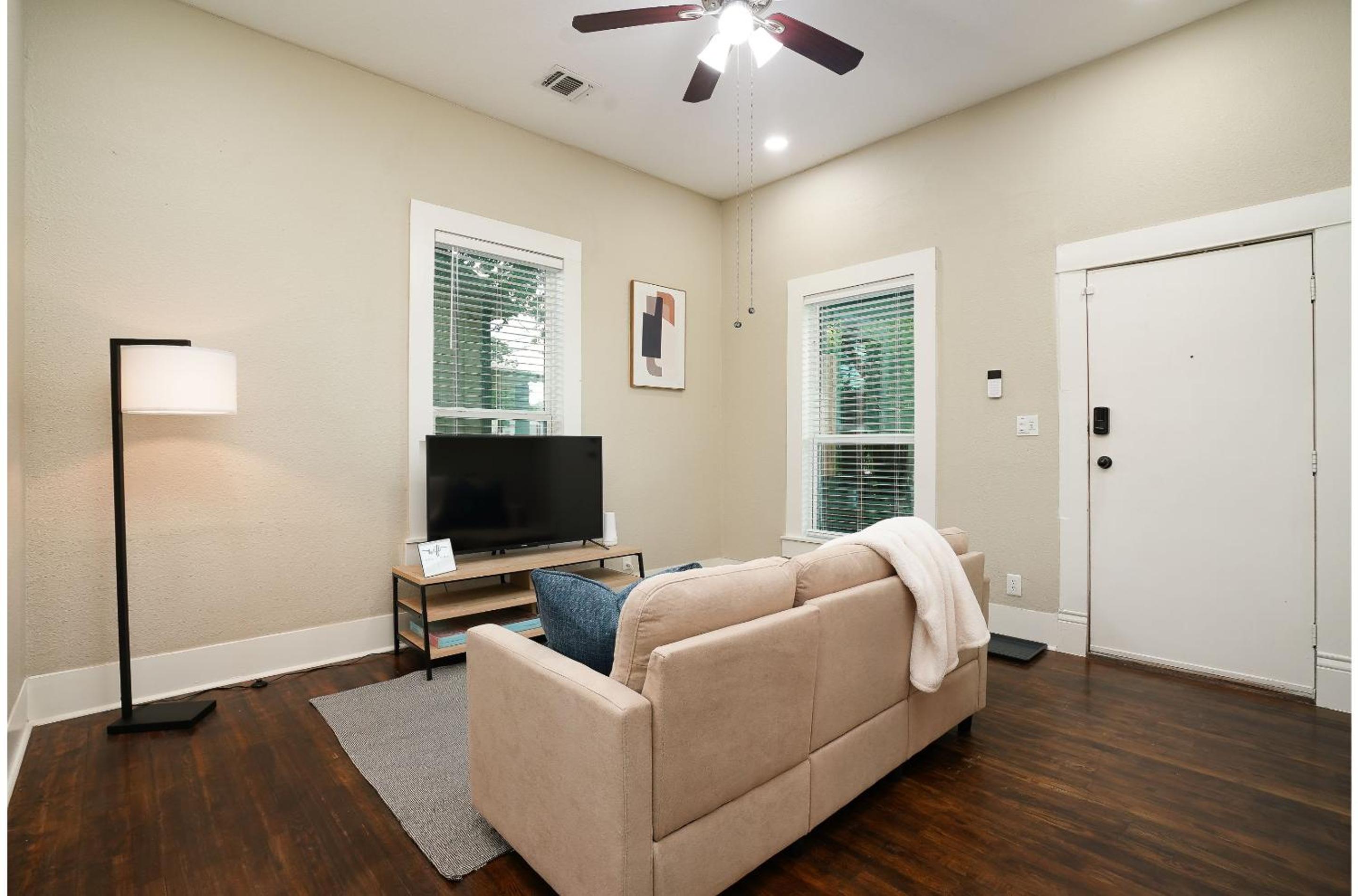 Amazing Fully Fenced Home Only 5 Mins from Downtown view 5