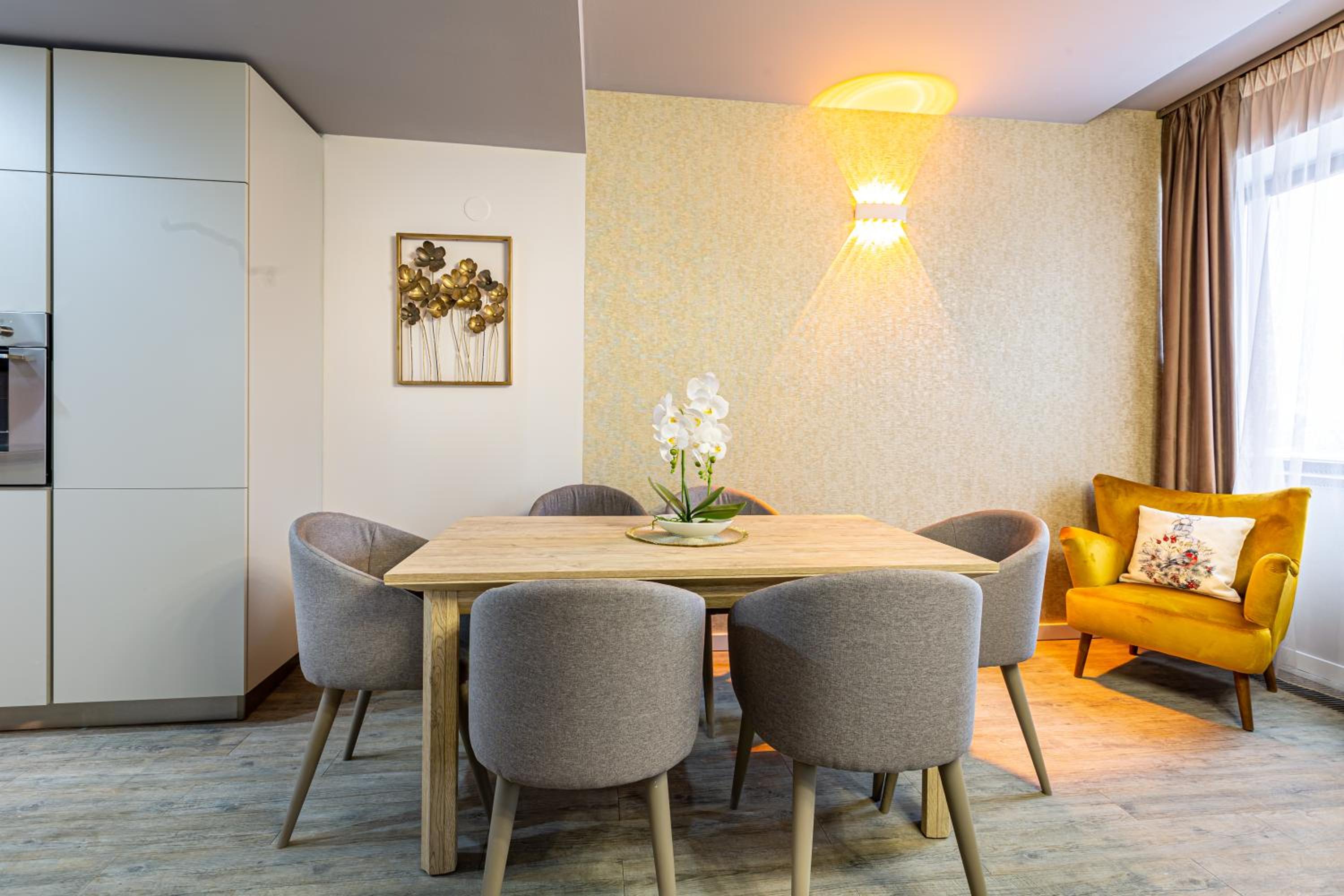 Kron luxury 2 Bedroom Apartment in Silver Mountain view 2