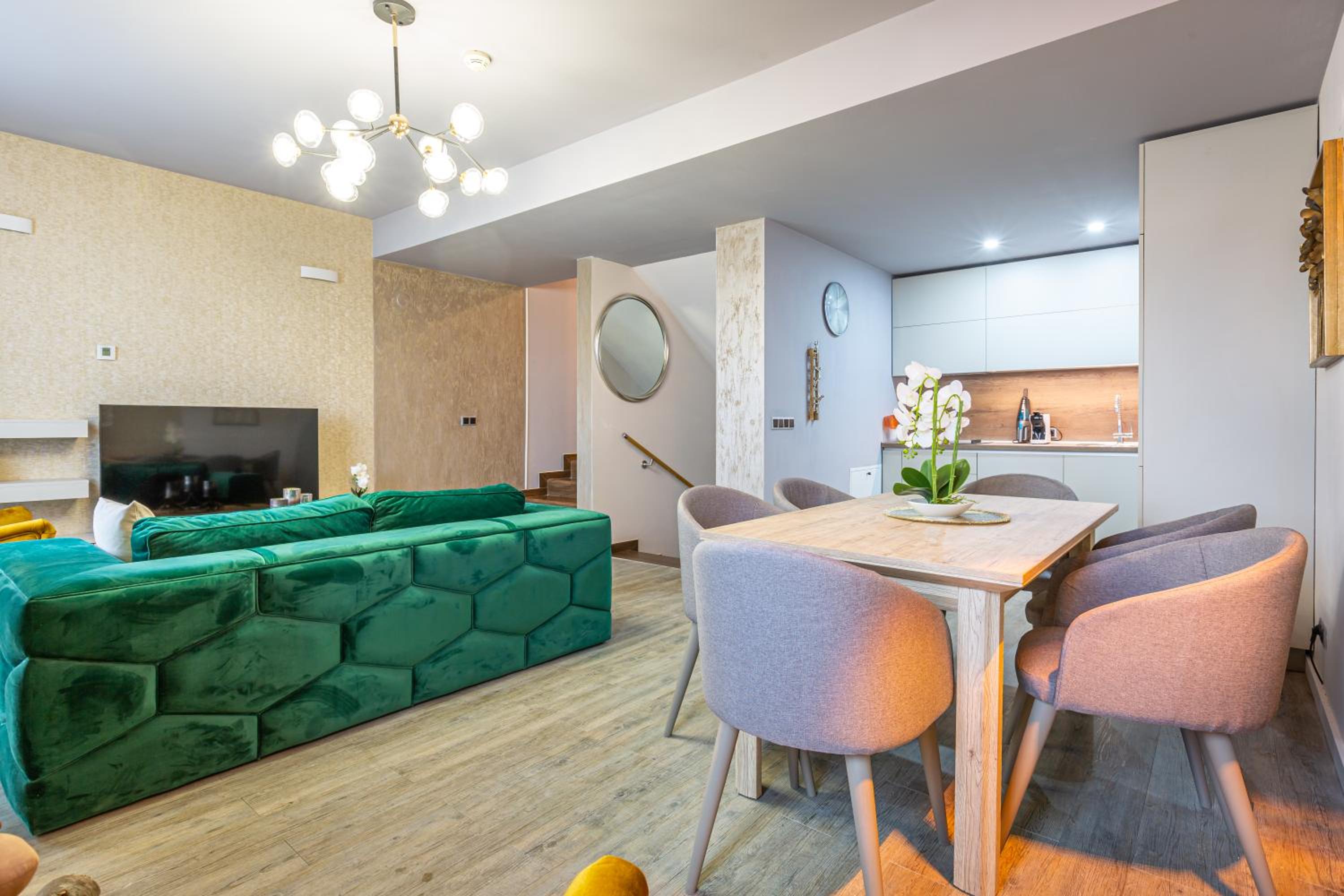 Kron luxury 2 Bedroom Apartment in Silver Mountain view 3