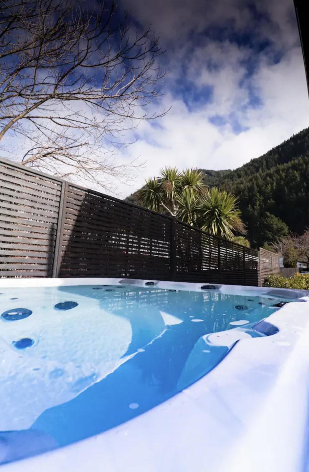 CLASSY CABIN - IN TOWN - SPA POOL view 5