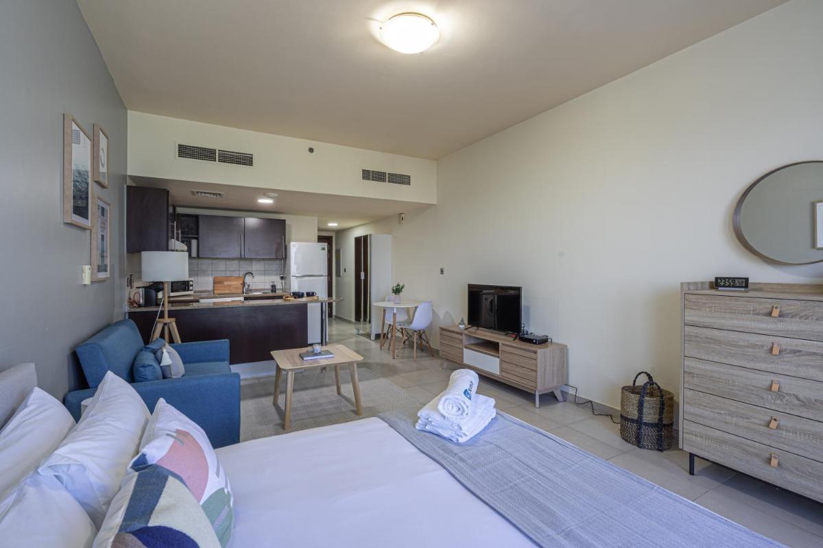 HiGuests - Modern Studio with Incredible City Skyline View