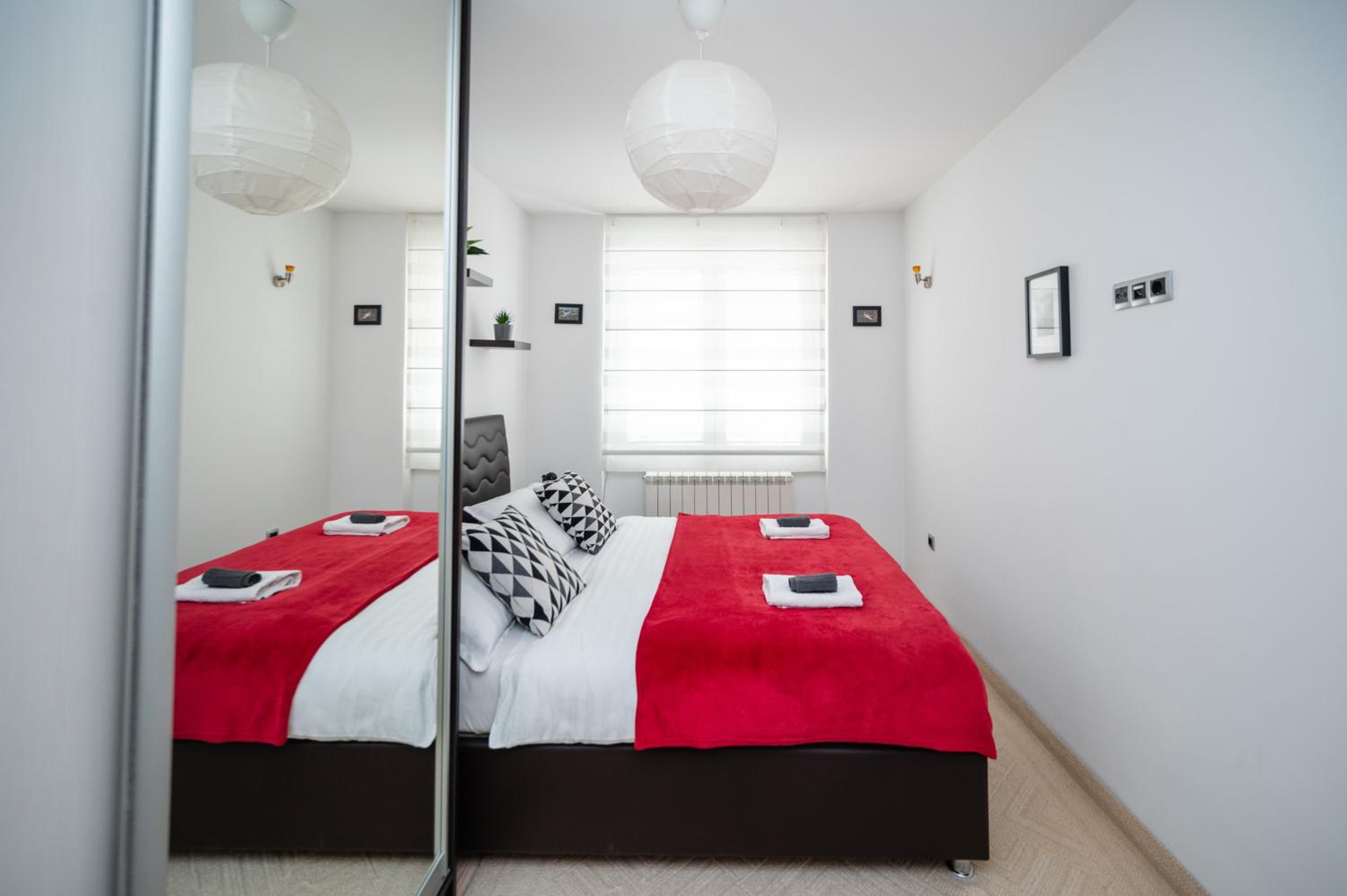 Bright 1BDR Apartment in the City Center view 5