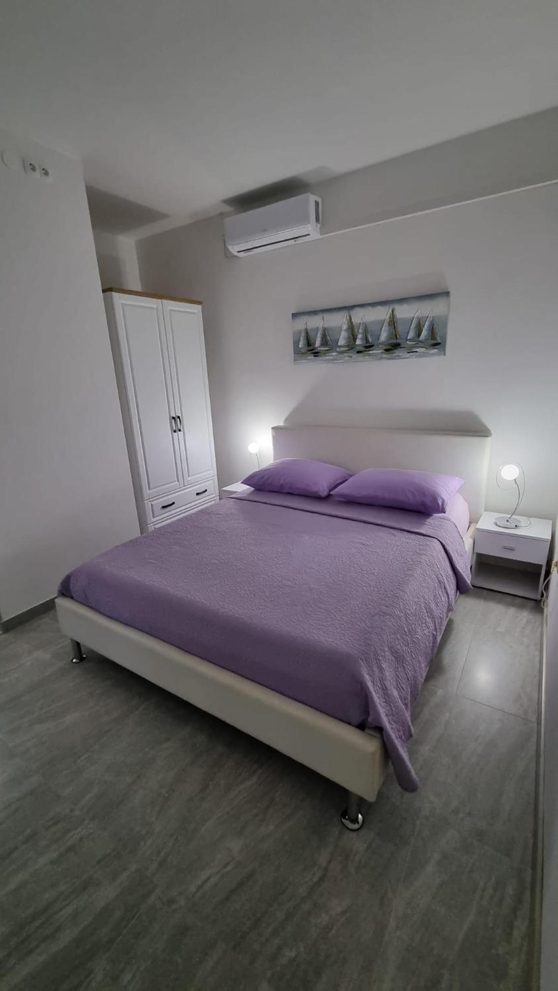 Room Airport Split view 2