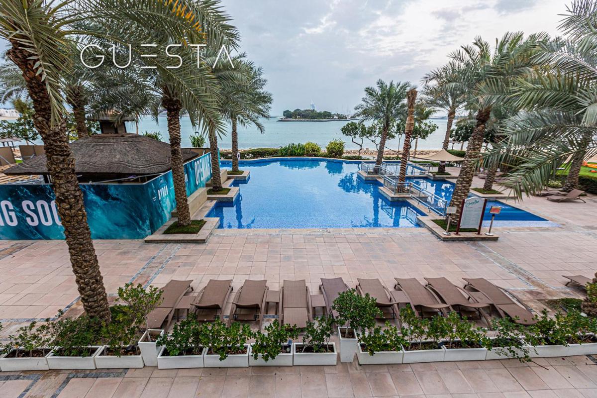 Shoreline The Palm, Free beach & pool access