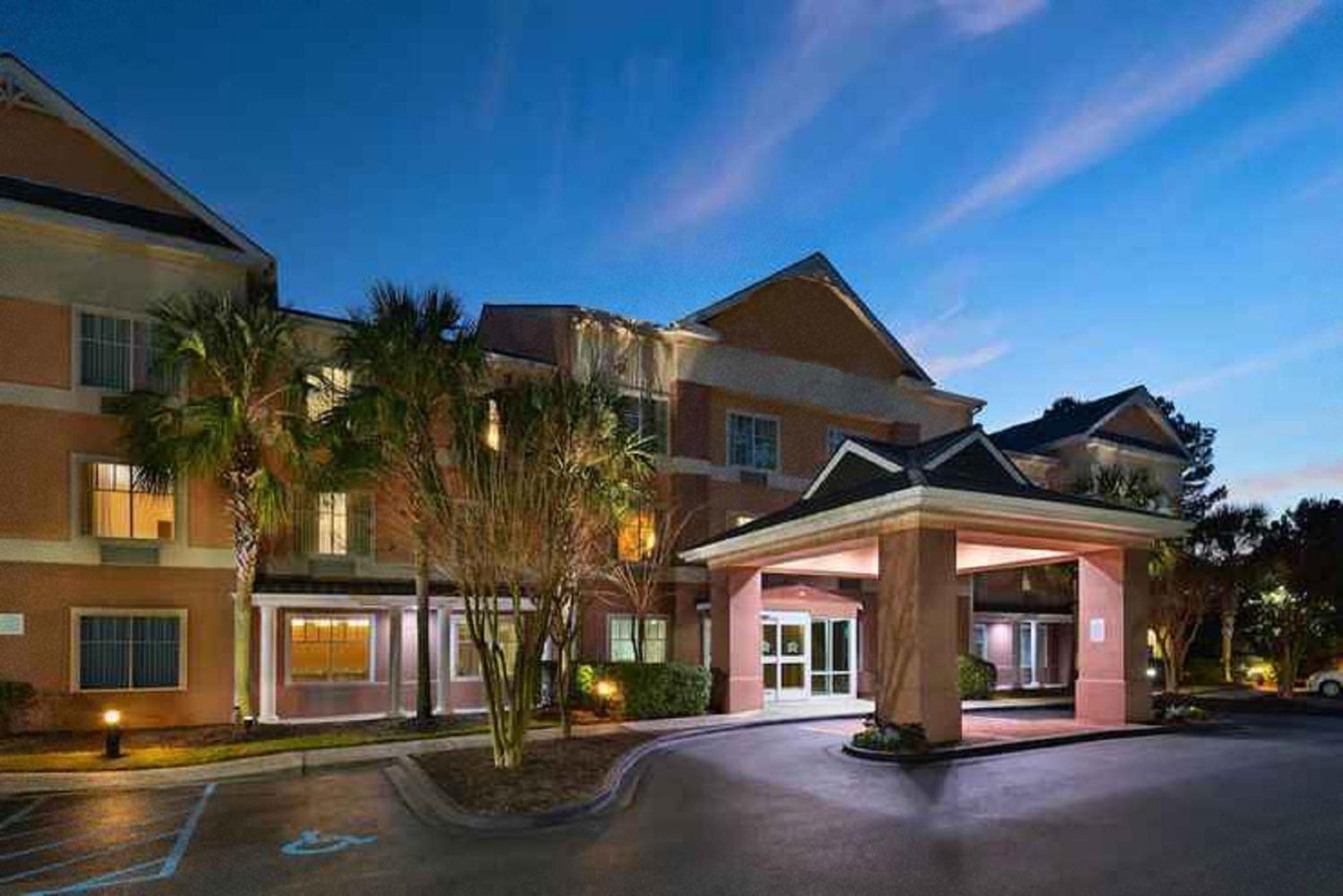 Hotel Okatie Hilton Head Hotel - Image 1