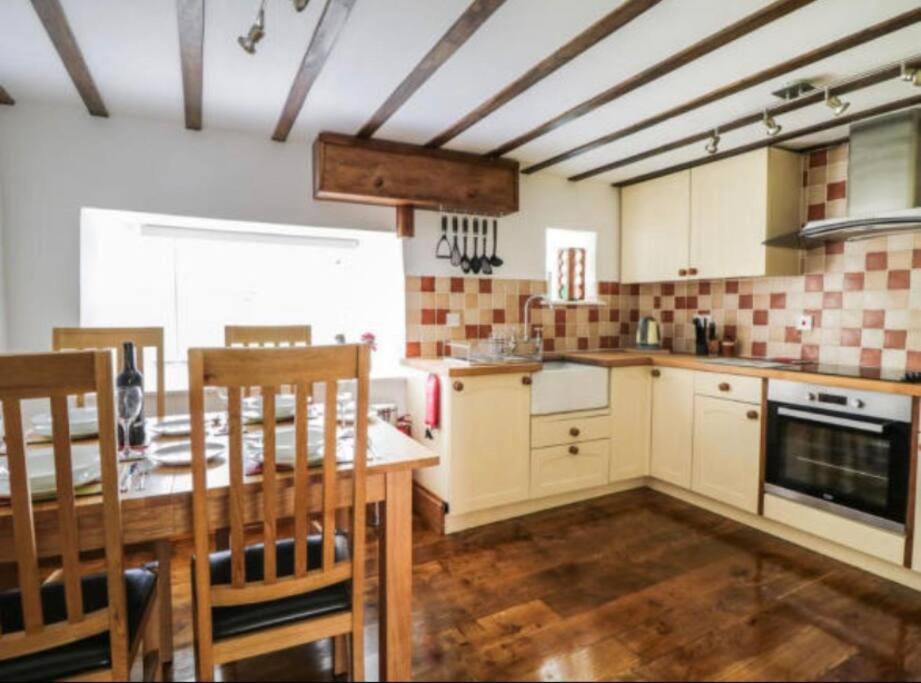 Church Gate Cottage - Bridestowe view 5