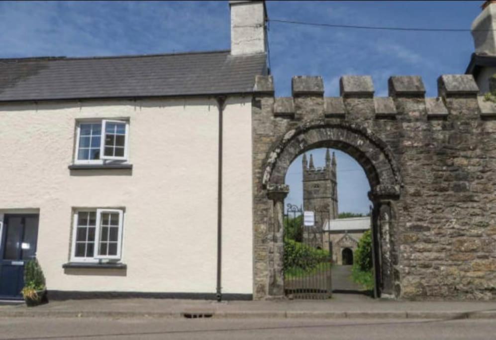 Church Gate Cottage - Bridestowe view 2