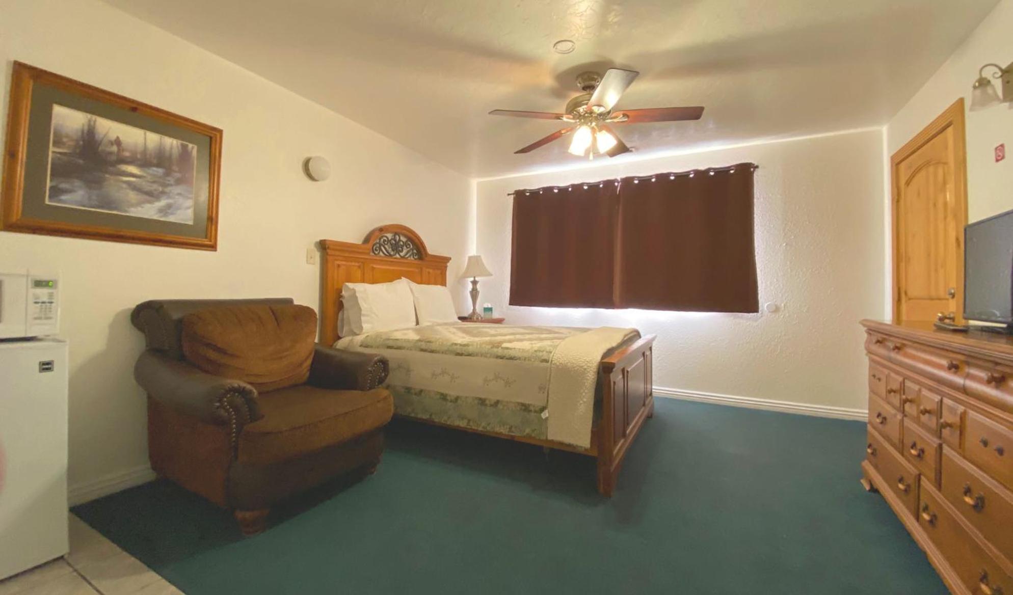 THE SNUGGLE INN