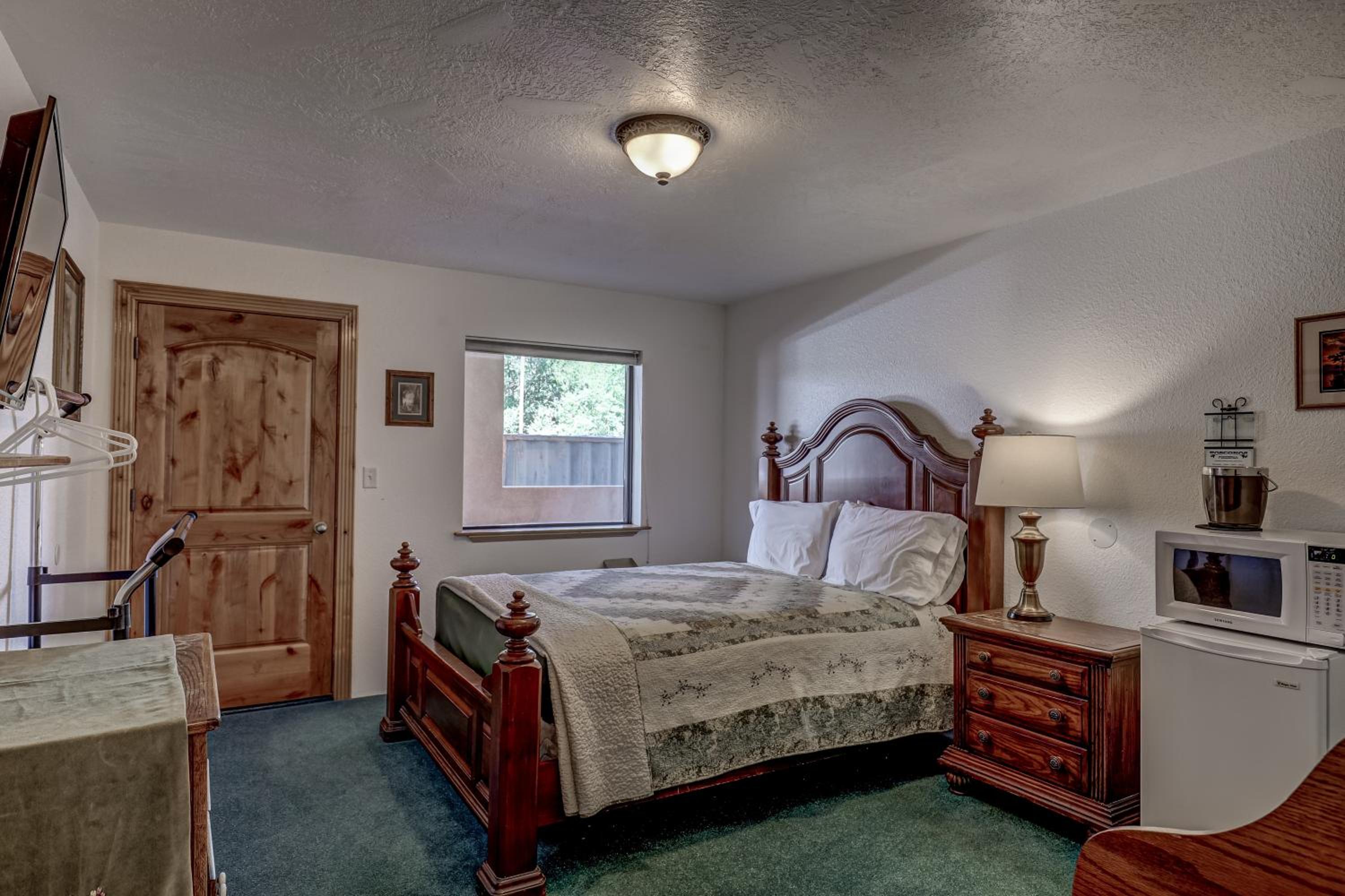 THE SNUGGLE INN