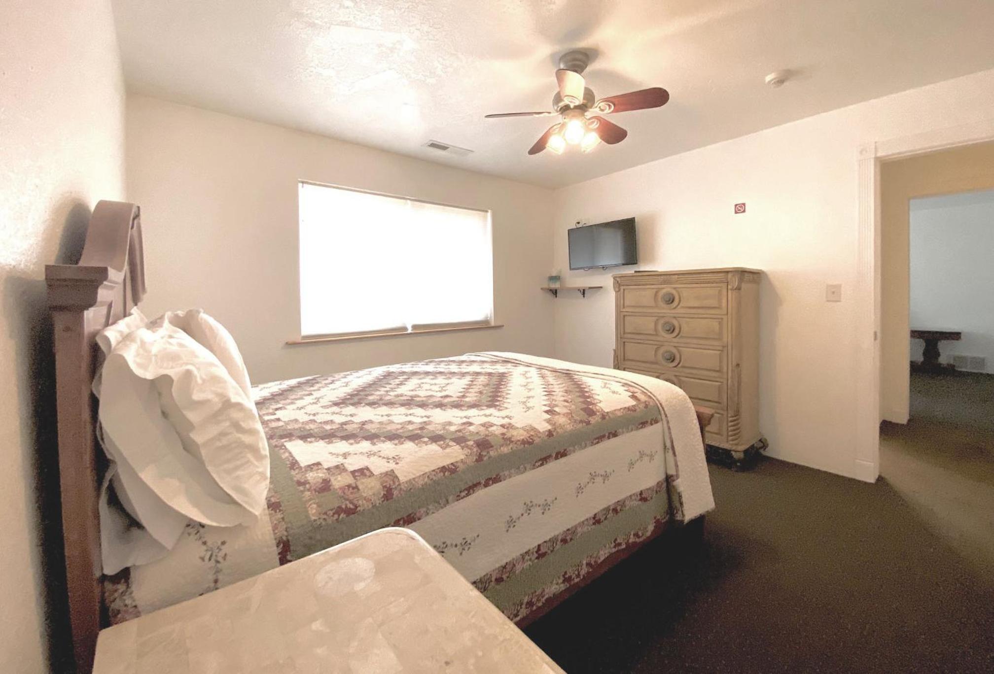 THE SNUGGLE INN