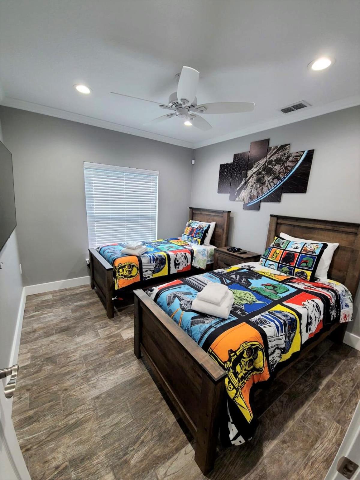 Gorgeous Modern 6BR South Facing Private Pool Hot Tub BBQ Theater 2 Miles Disney