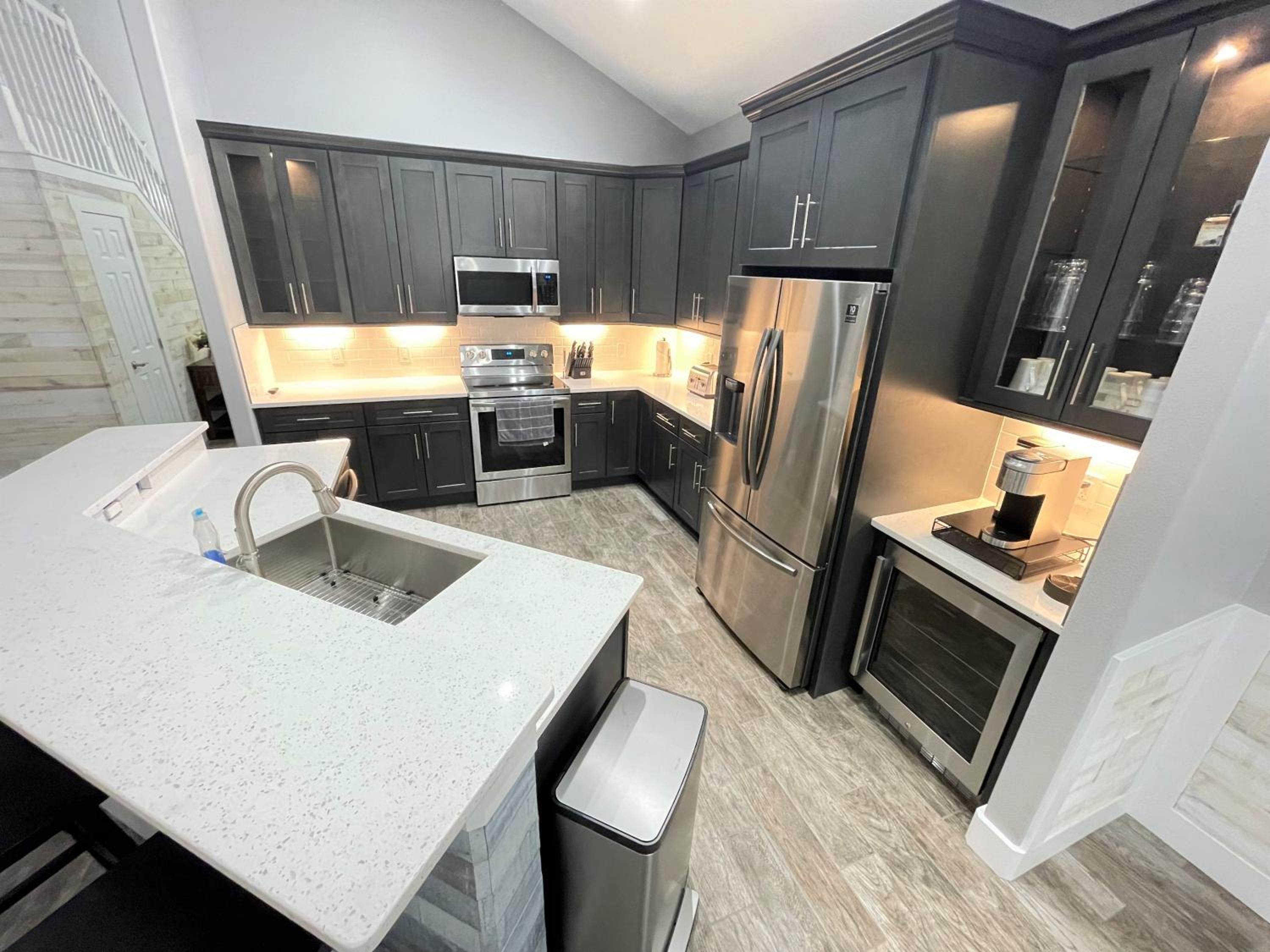 Gorgeous Modern 6BR South Facing Private Pool Hot Tub BBQ Theater 2 Miles Disney