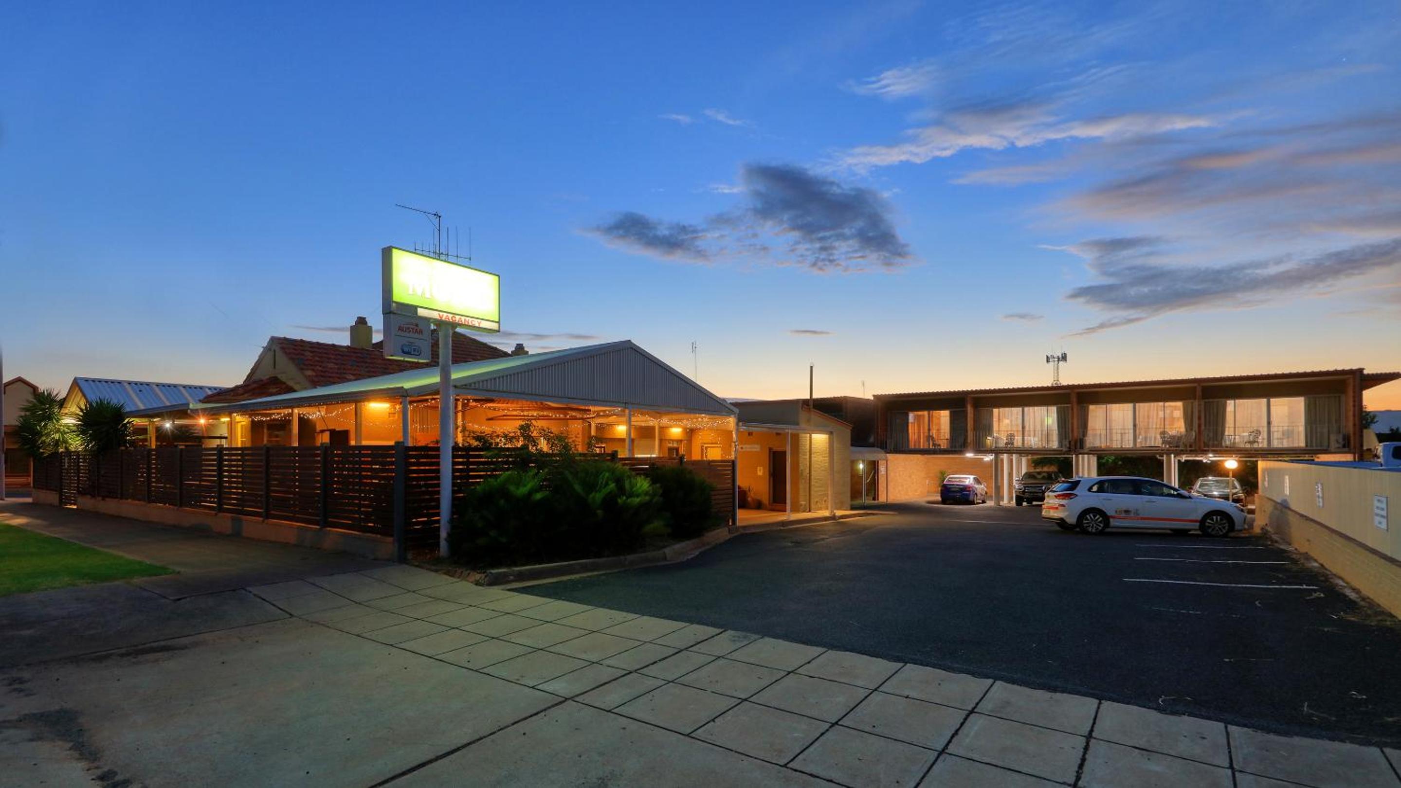 Court Street Motel