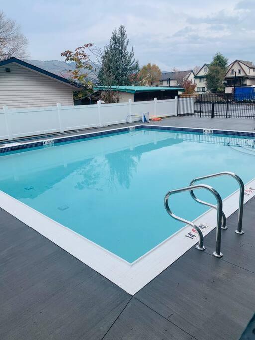 Vernon Vacations - Top Floor on Okanagan Lake with AC  Heated Pool - Property Image 9