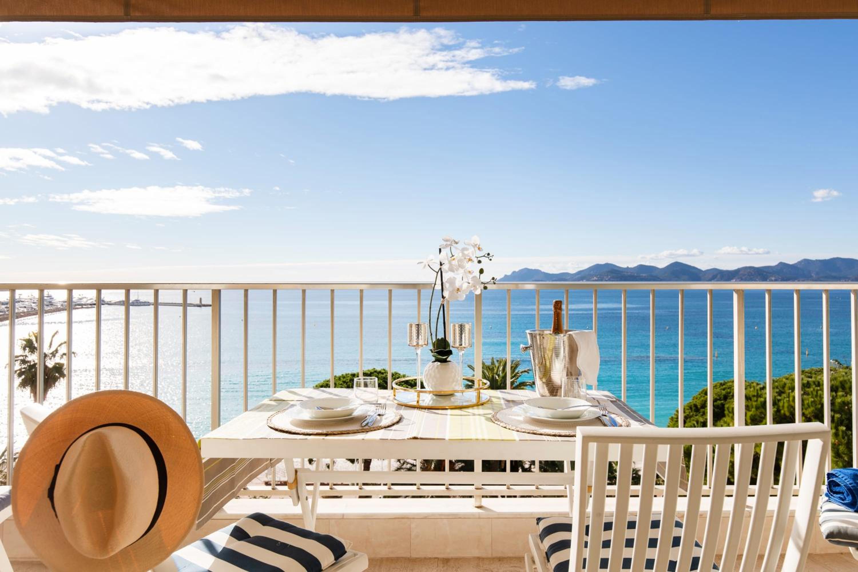 On la Croisette fabulous sea view 1 bed photo 3