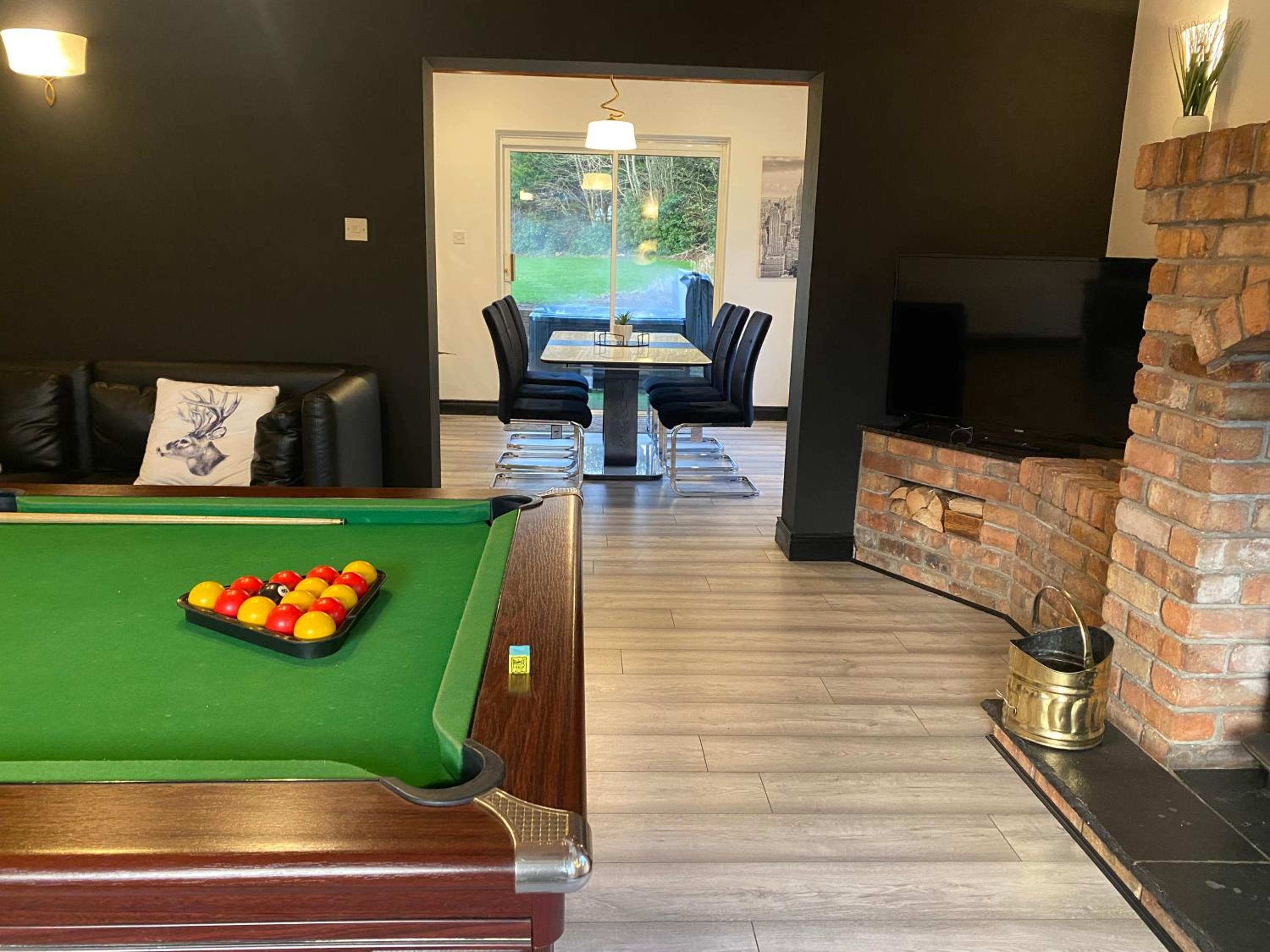 Luxury Manor, Private, Double Garage, Hot tub, Wifi view 4