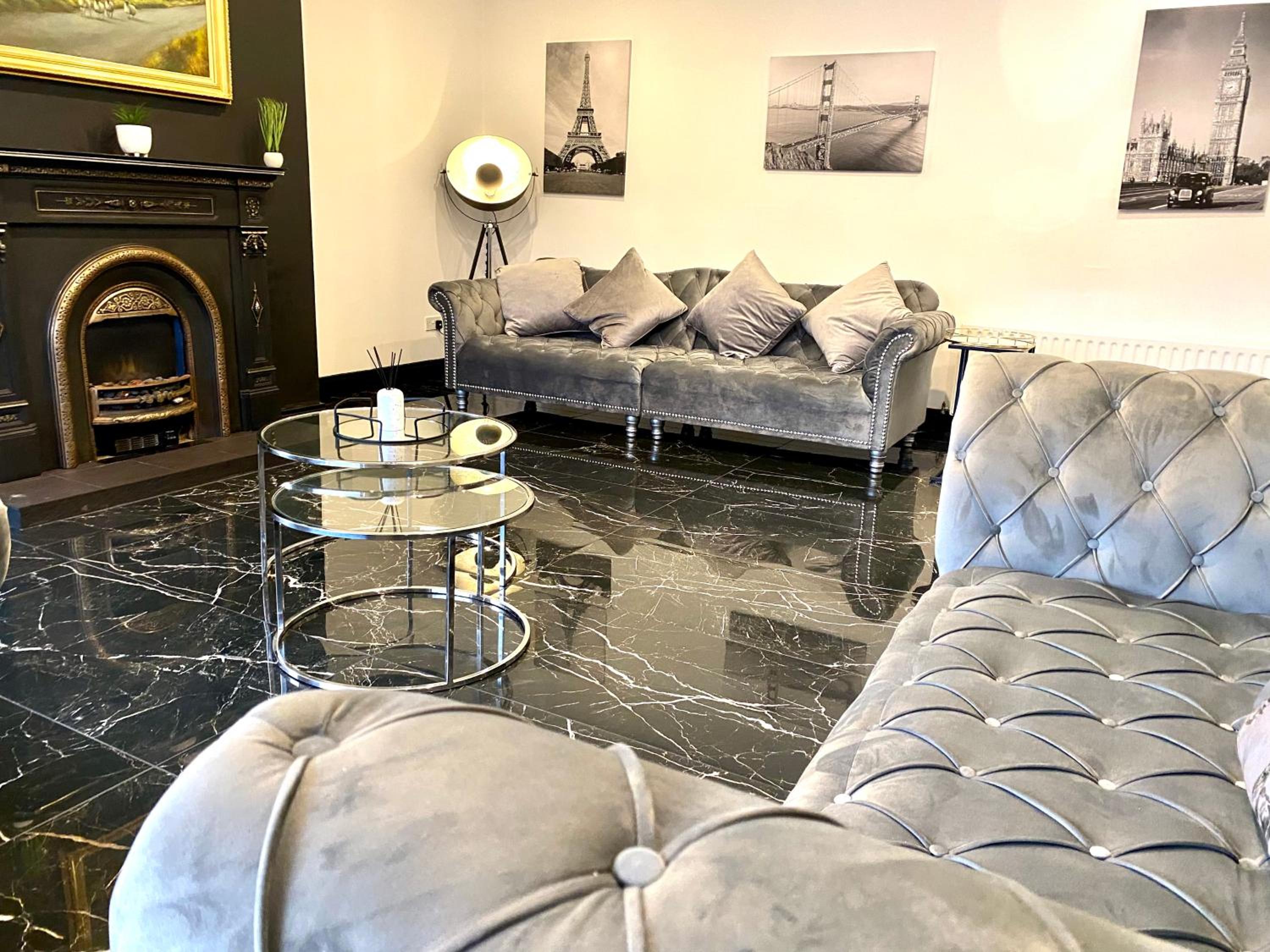Luxury Manor, Private, Double Garage, Hot tub, Wifi view 5