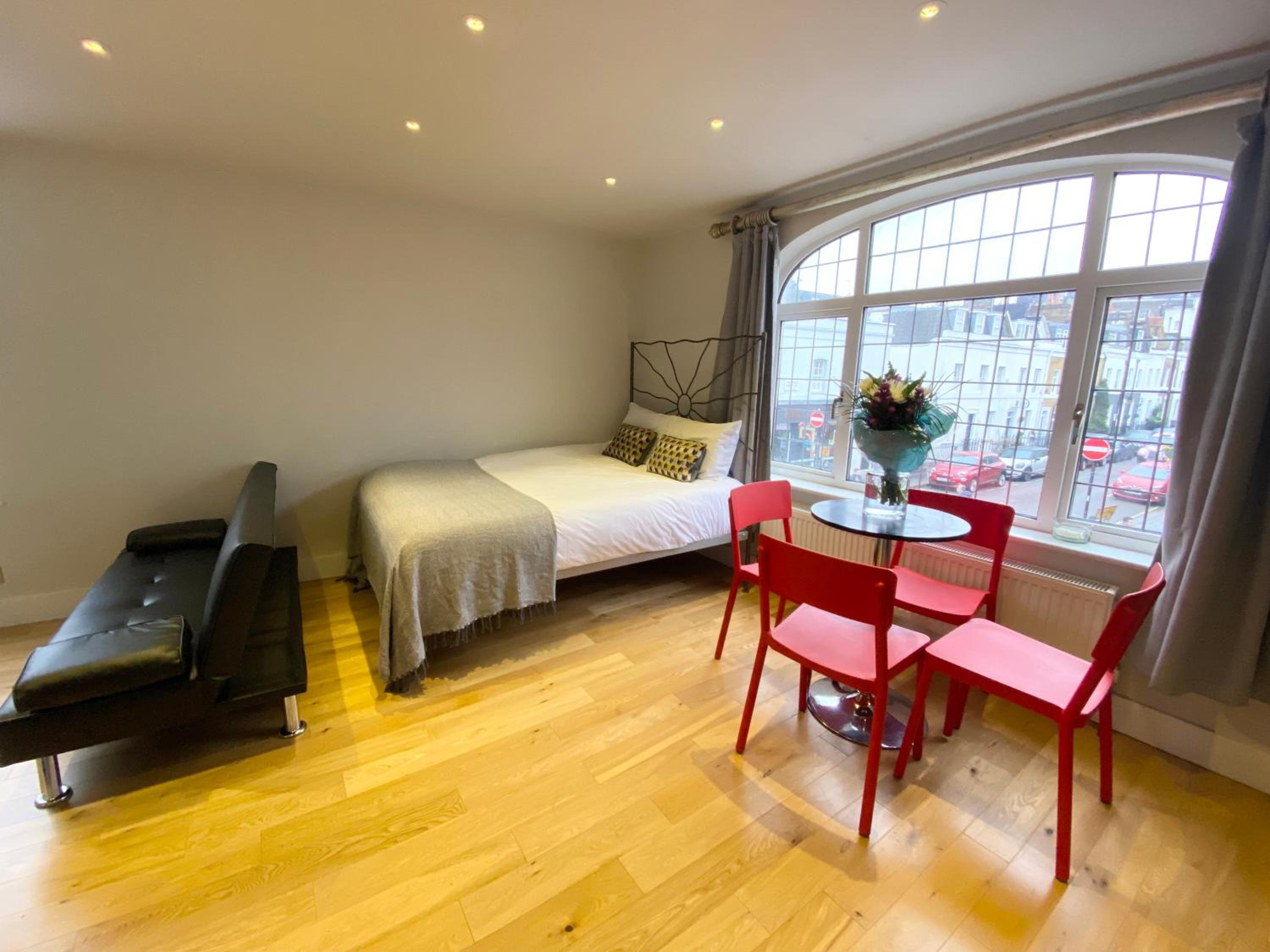 Stylish Maisonette and Studio in Victoria