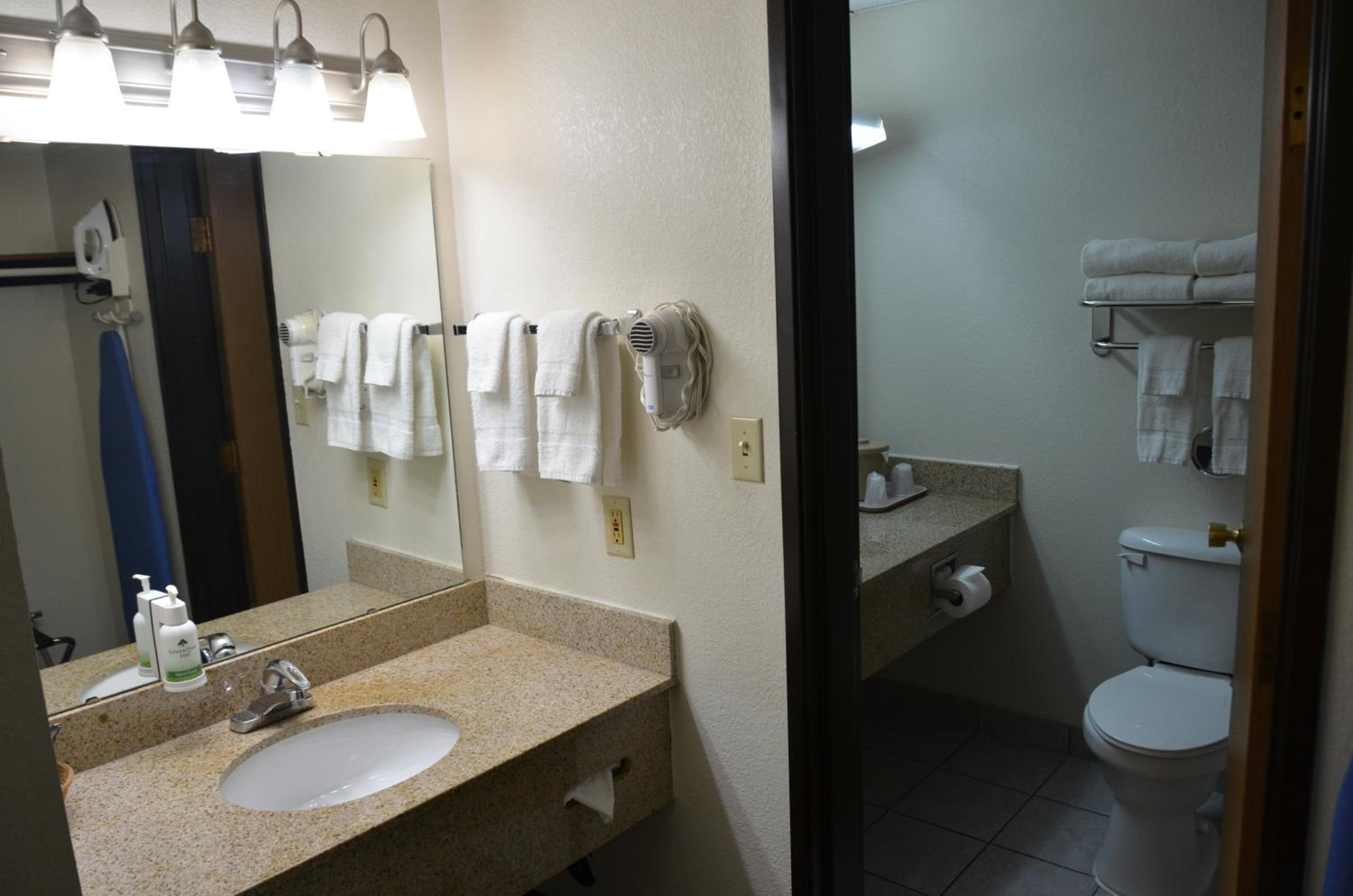 Bearcat Inn and Suites - Property Image 1