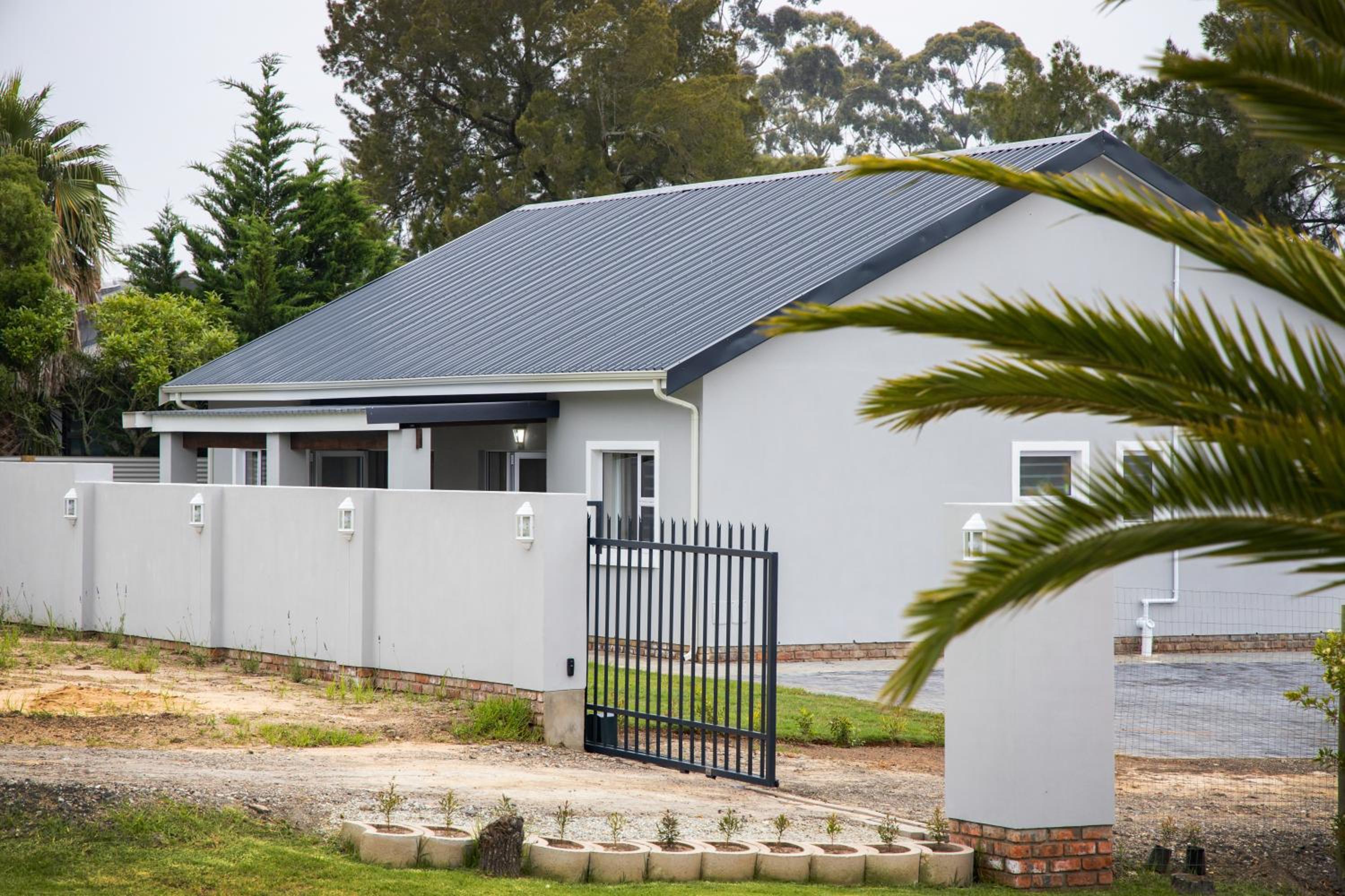 Out of Bounds Self-Catering Lodge view 3