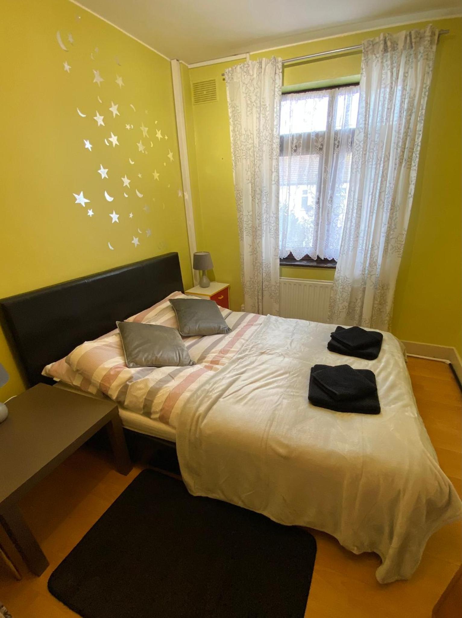 Excel 5min CUSTOM HOUSE STATION parking WIFI sleeps 6