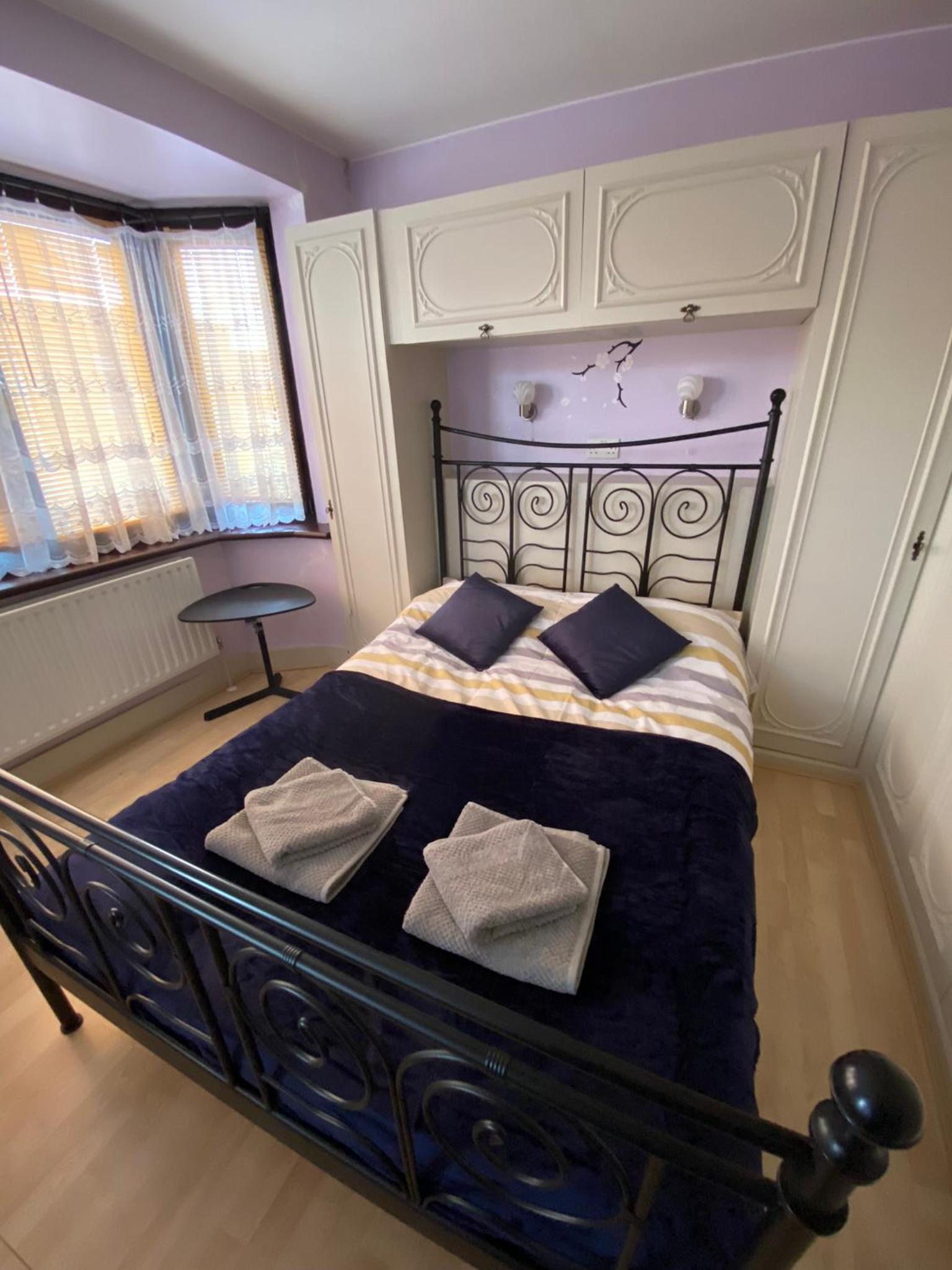 Excel 5min CUSTOM HOUSE STATION parking WIFI sleeps 6