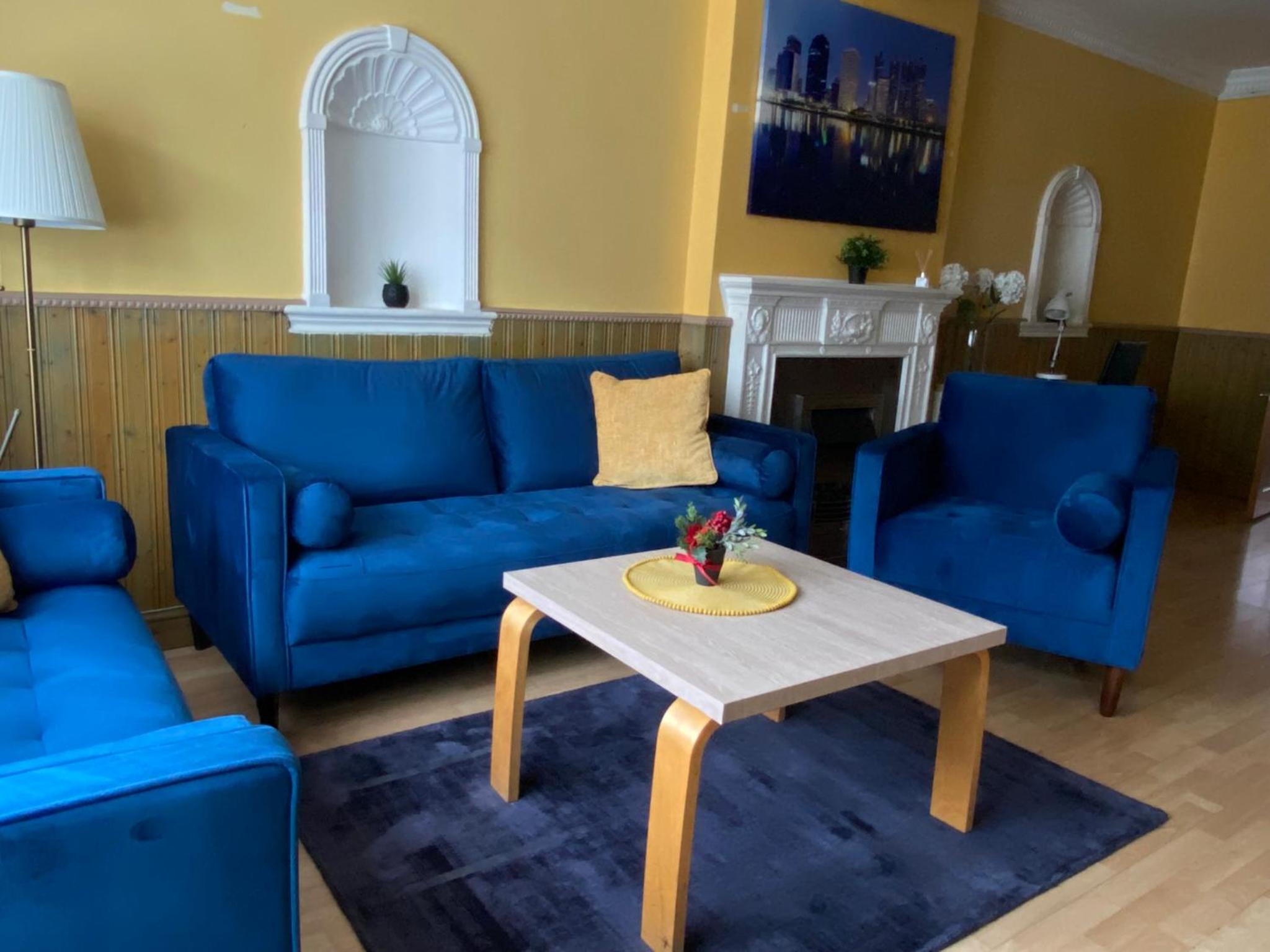 Excel 5min CUSTOM HOUSE STATION parking WIFI sleeps 6