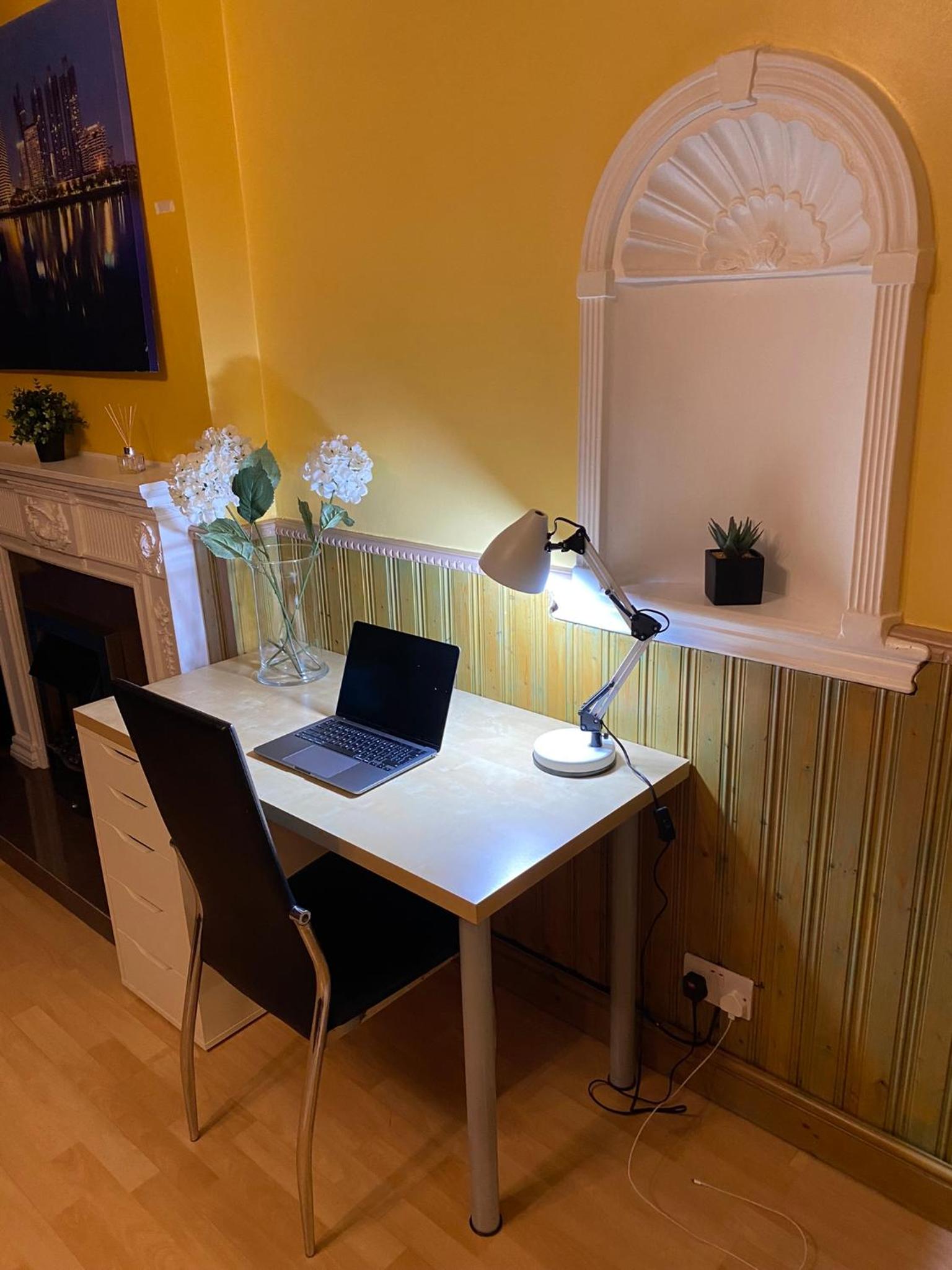 Excel 5min CUSTOM HOUSE STATION parking WIFI sleeps 6