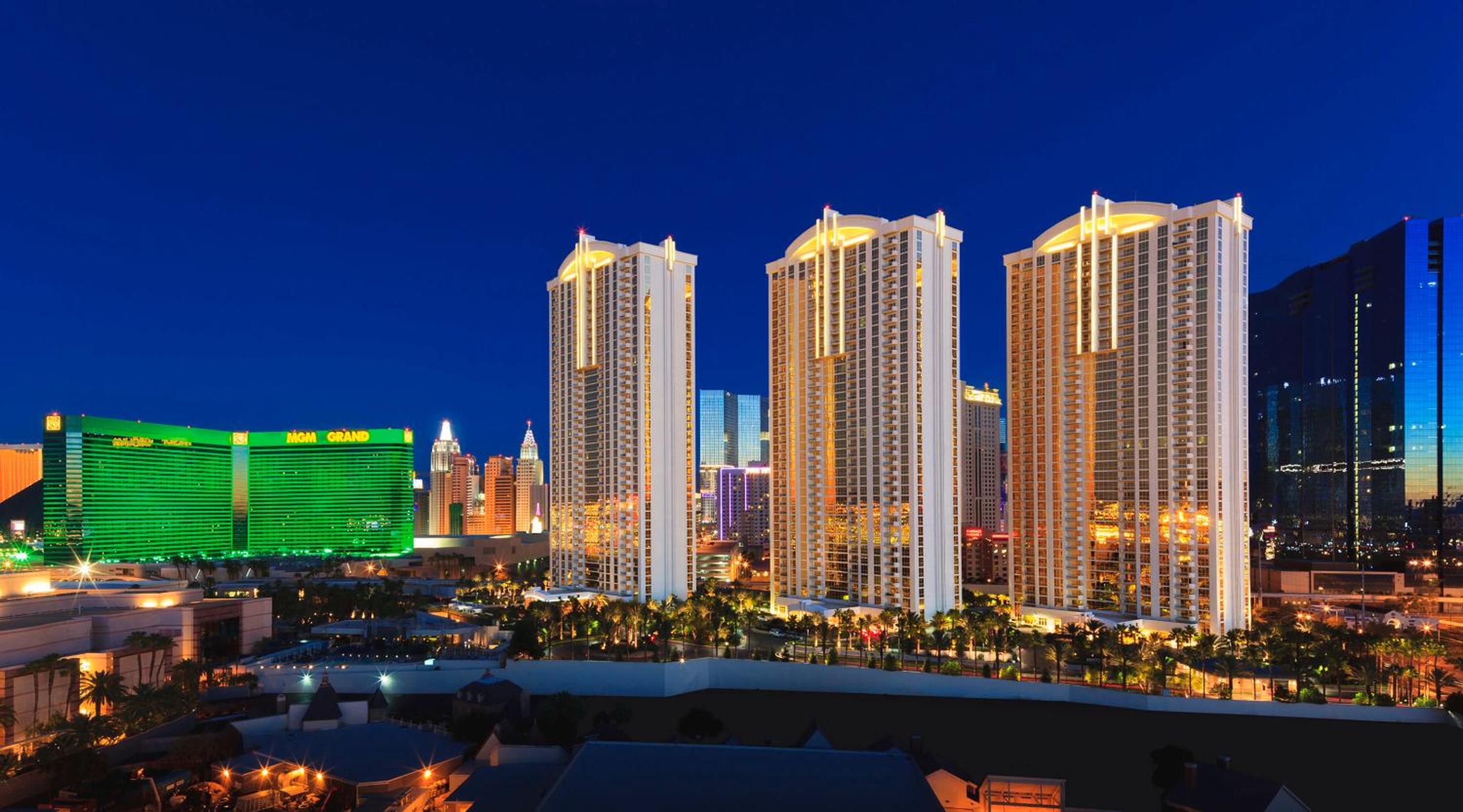 Awesome The Signature MGM condo with Strip view. No resort fee! view 4