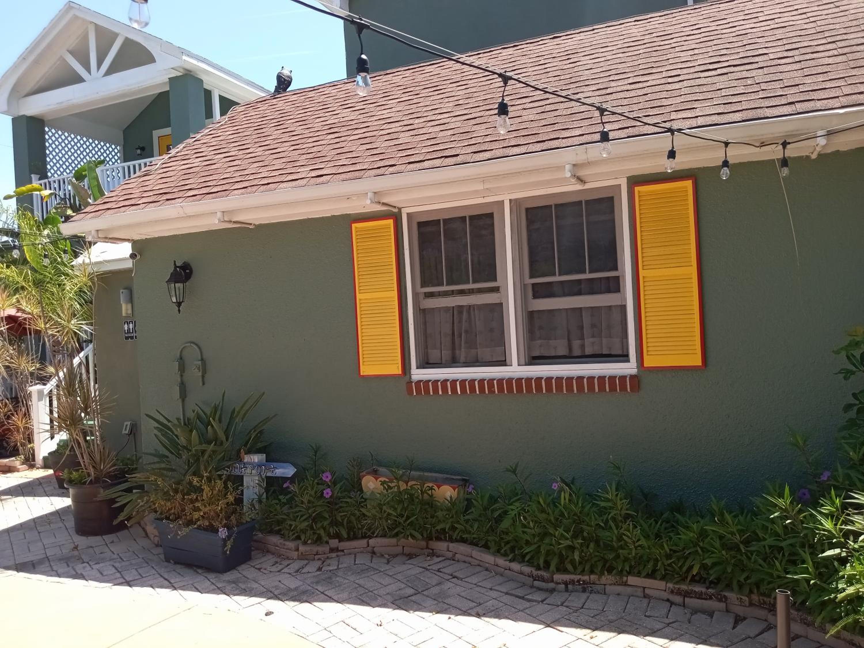 Hotel Sea Breeze Manor Inn - Image 1