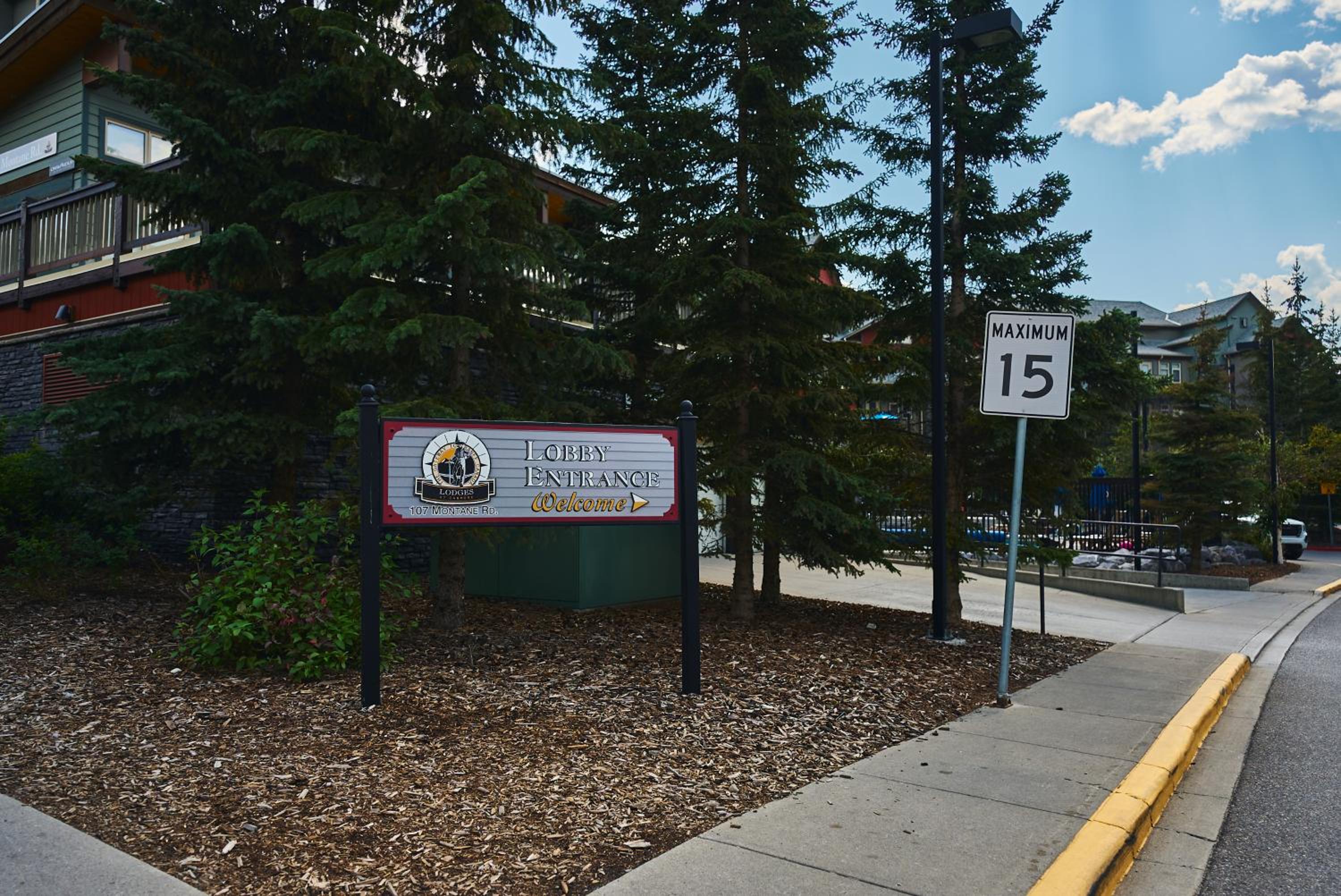 Hotel Mtn View Escape with King Size Bed with Outdoor Pool - Banff Pass Included! - Image 1