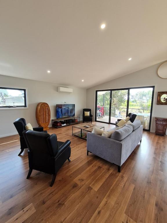 PIECE OF PARADISE, huge 4 bedroom haven