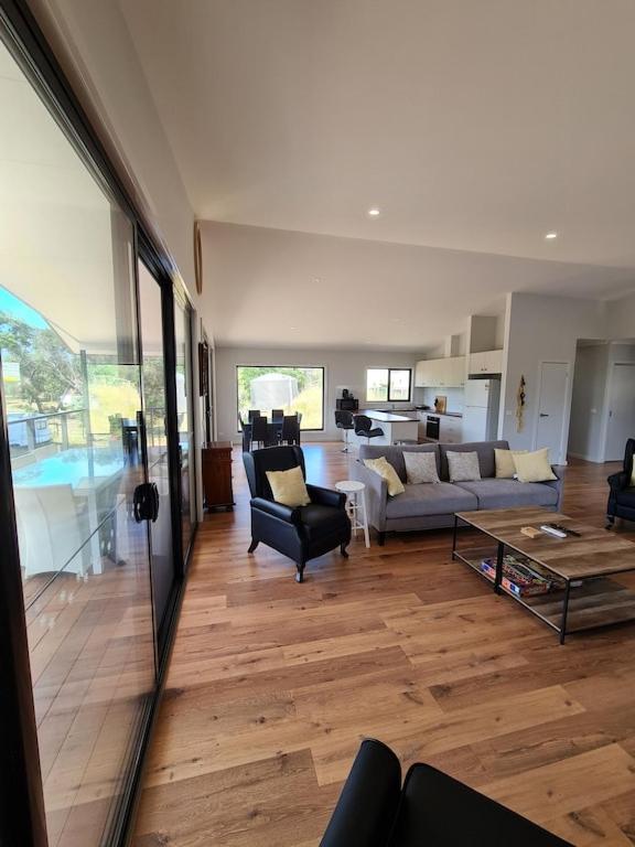 PIECE OF PARADISE, huge 4 bedroom haven