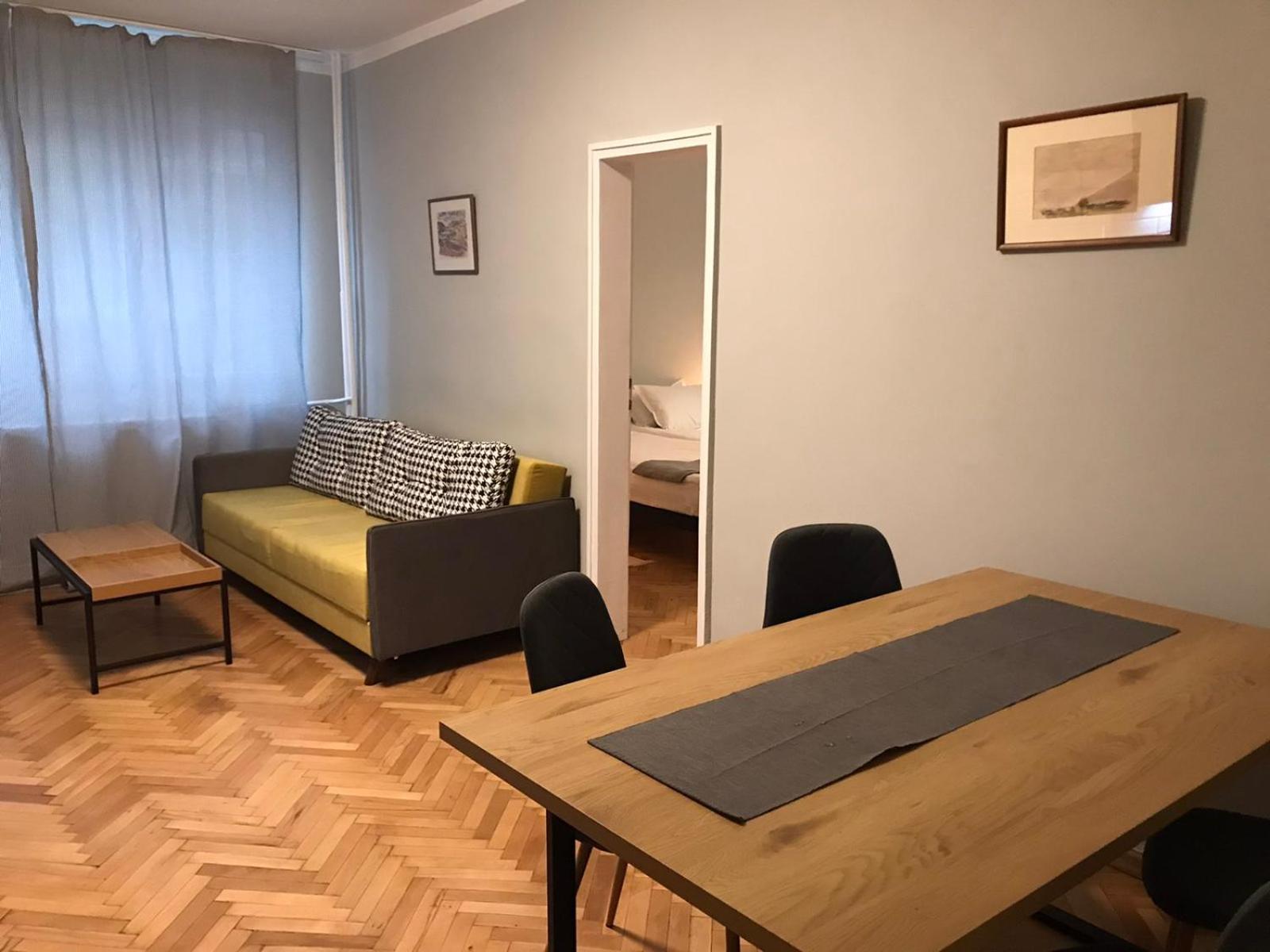 EU metro station, City Center, lovely 3-bedroom apartment, free parking view 2