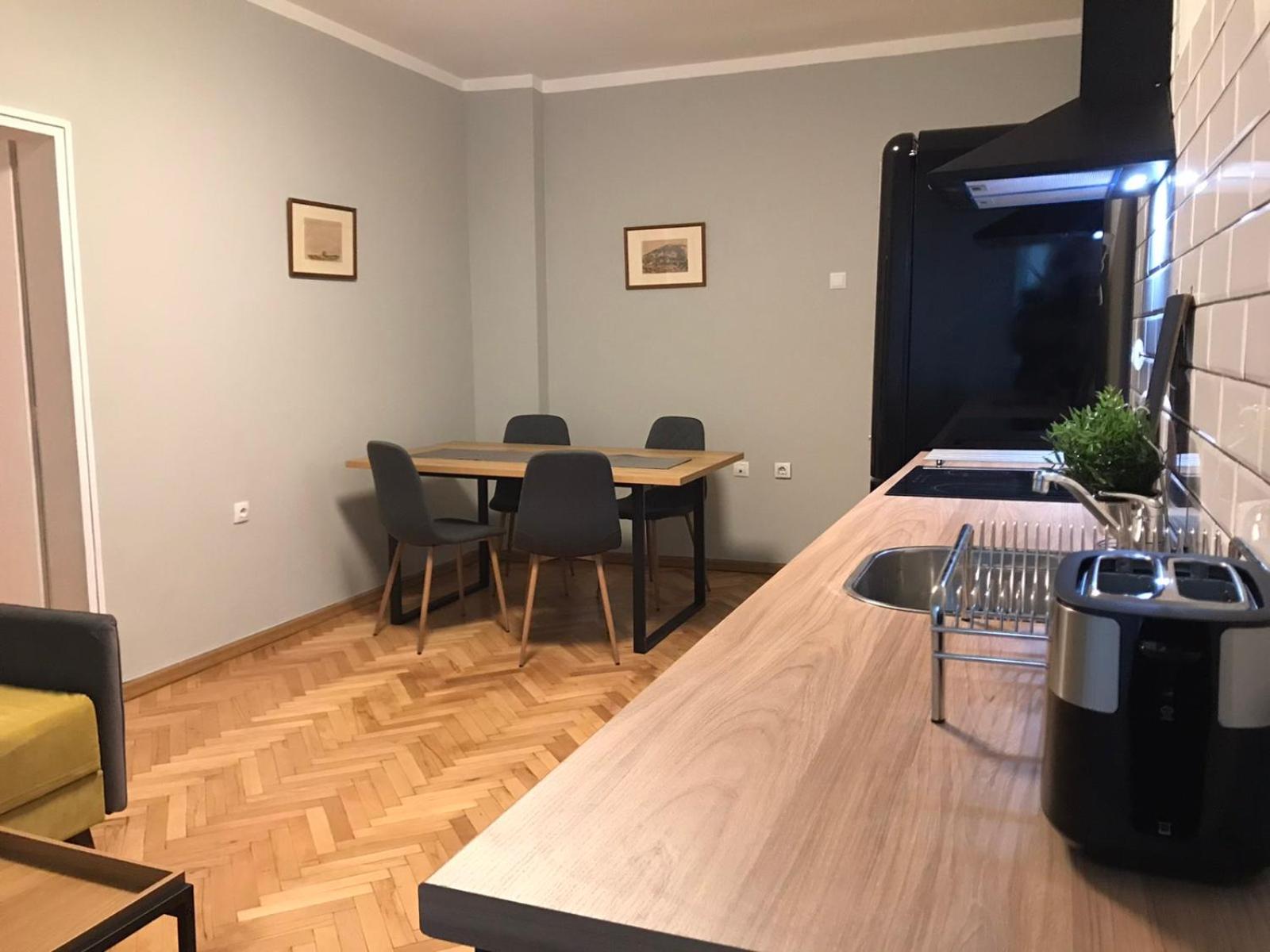 EU metro station, City Center, lovely 3-bedroom apartment, free parking view 3