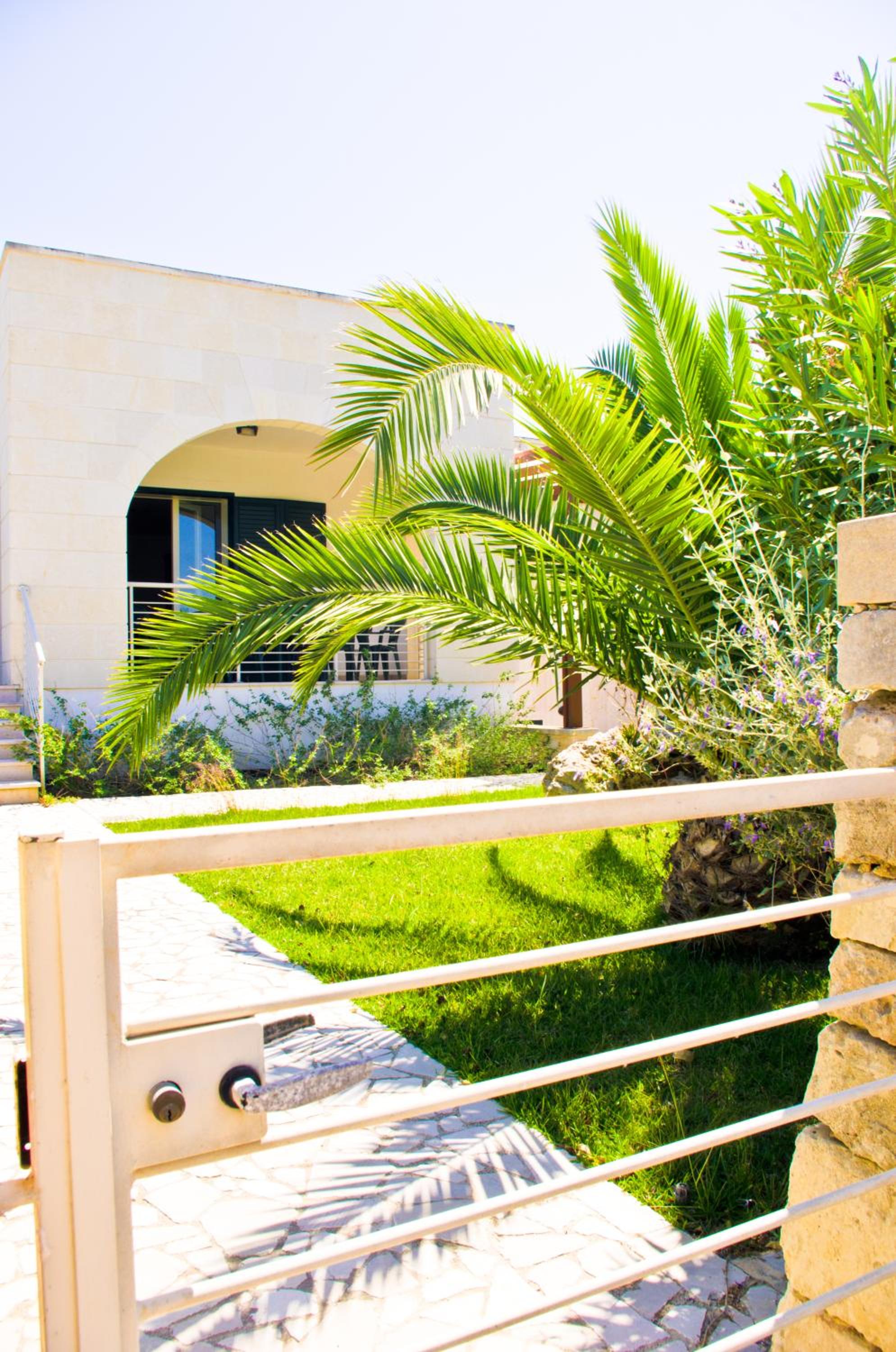 Otranto: independent villa in an elegant residential area, 550m from the sea view 2