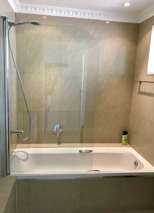 Modern 1-Bedroom in Vibey Sea Point, Cape Town, Cape Town, photo 2 of 13