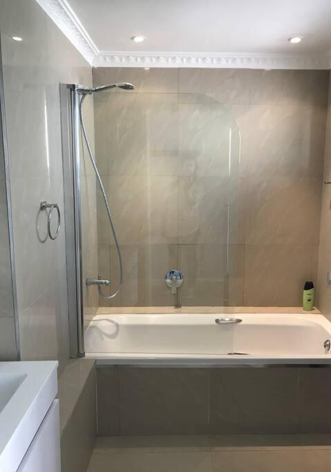 Modern 1-Bedroom in Vibey Sea Point, Cape Town, Cape Town, photo 3 of 13