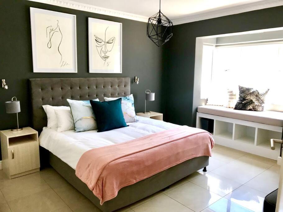 Modern 1-Bedroom in Vibey Sea Point, Cape Town, Cape Town, photo 4 of 13