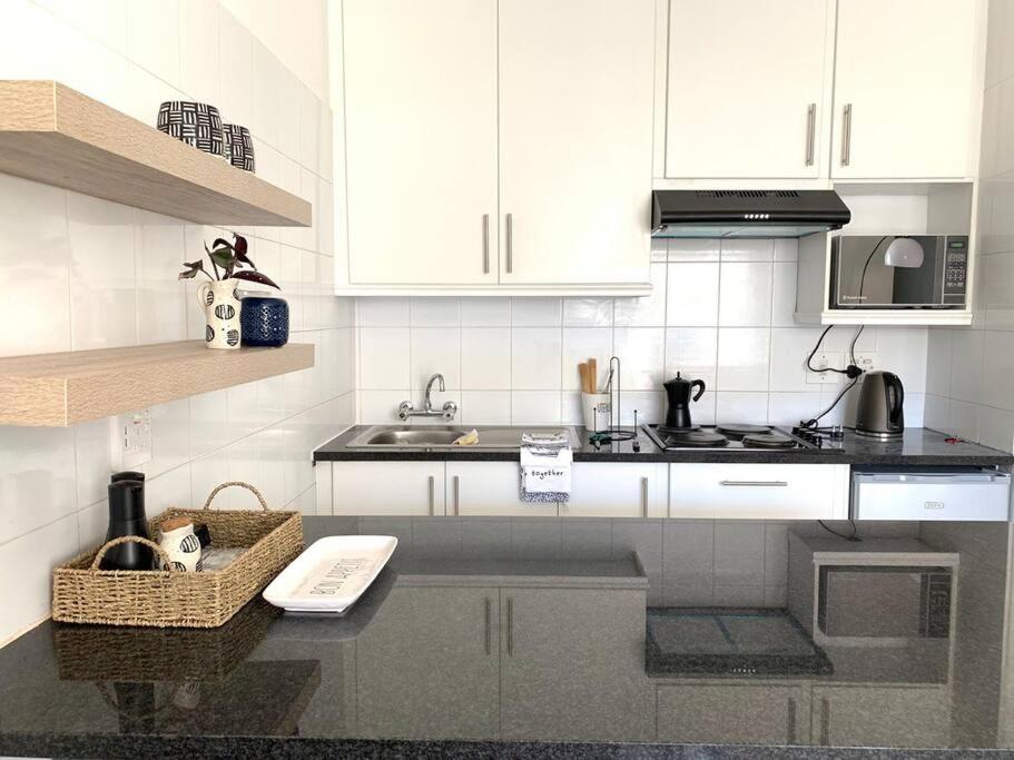 Modern 1-Bedroom in Vibey Sea Point, Cape Town, Cape Town, photo 5 of 13