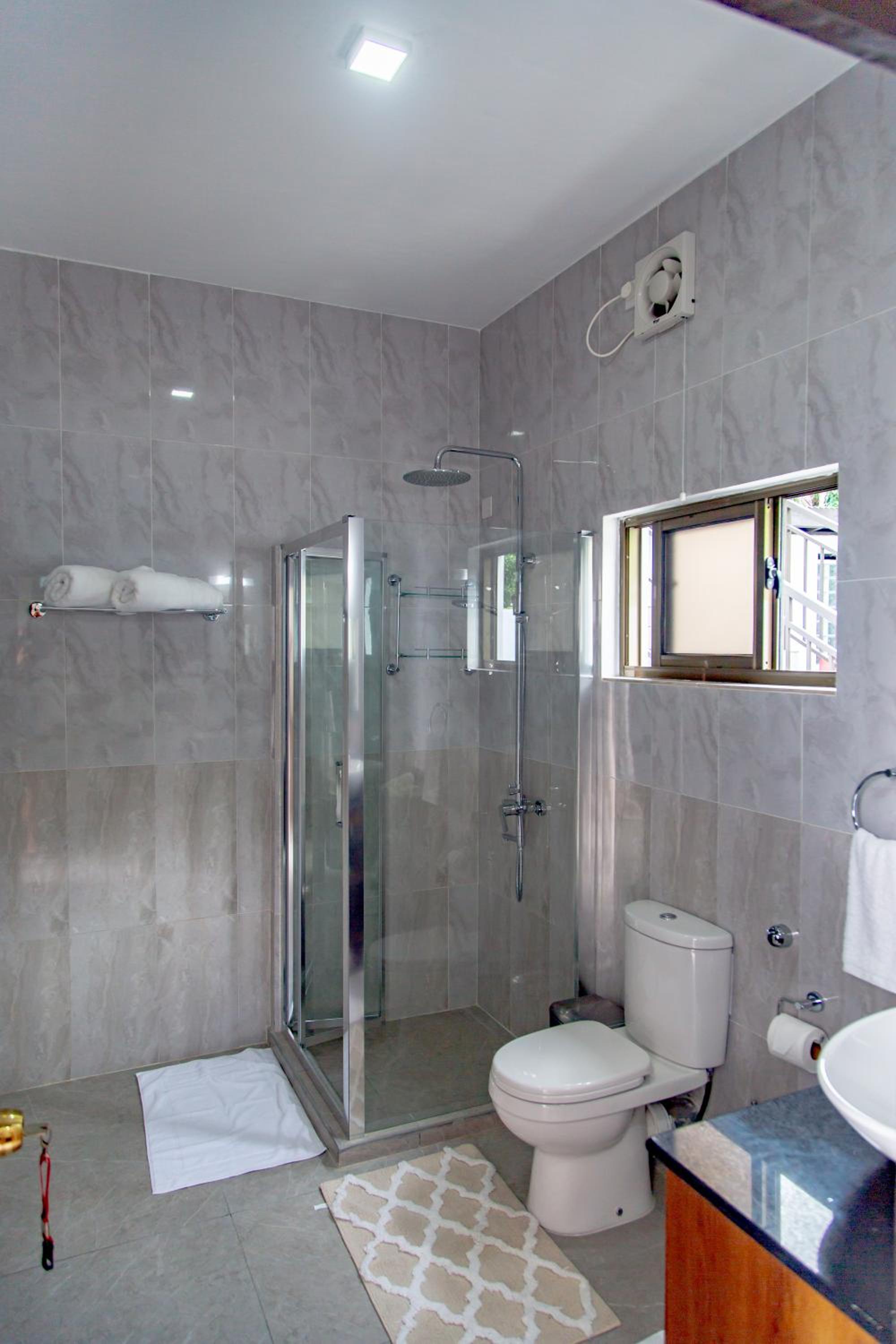 2-Bed Apt Sleeps 4 near Beau Vallon Beach photo 3