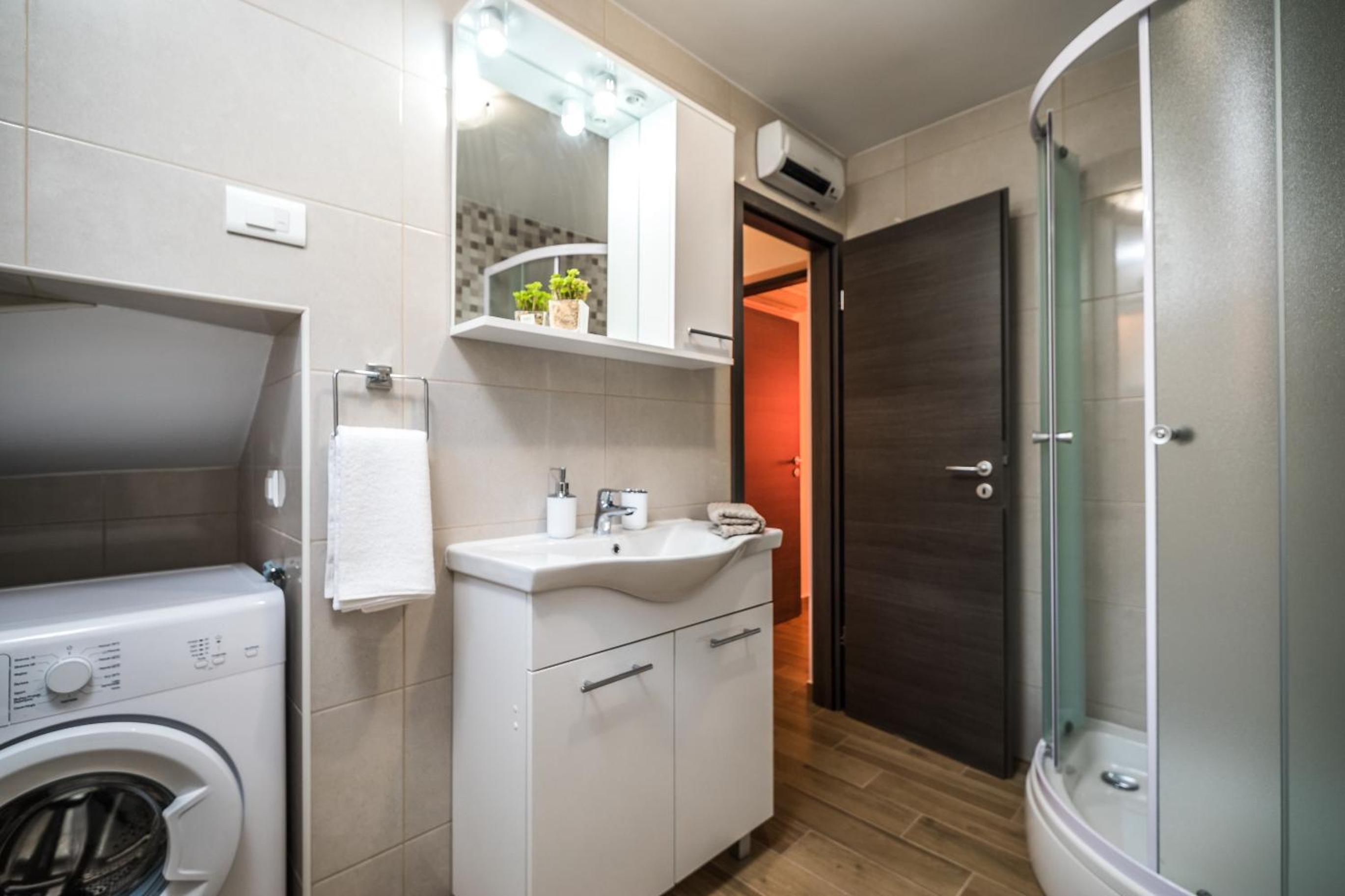 Apartments & Rooms Sunshine Home view 4