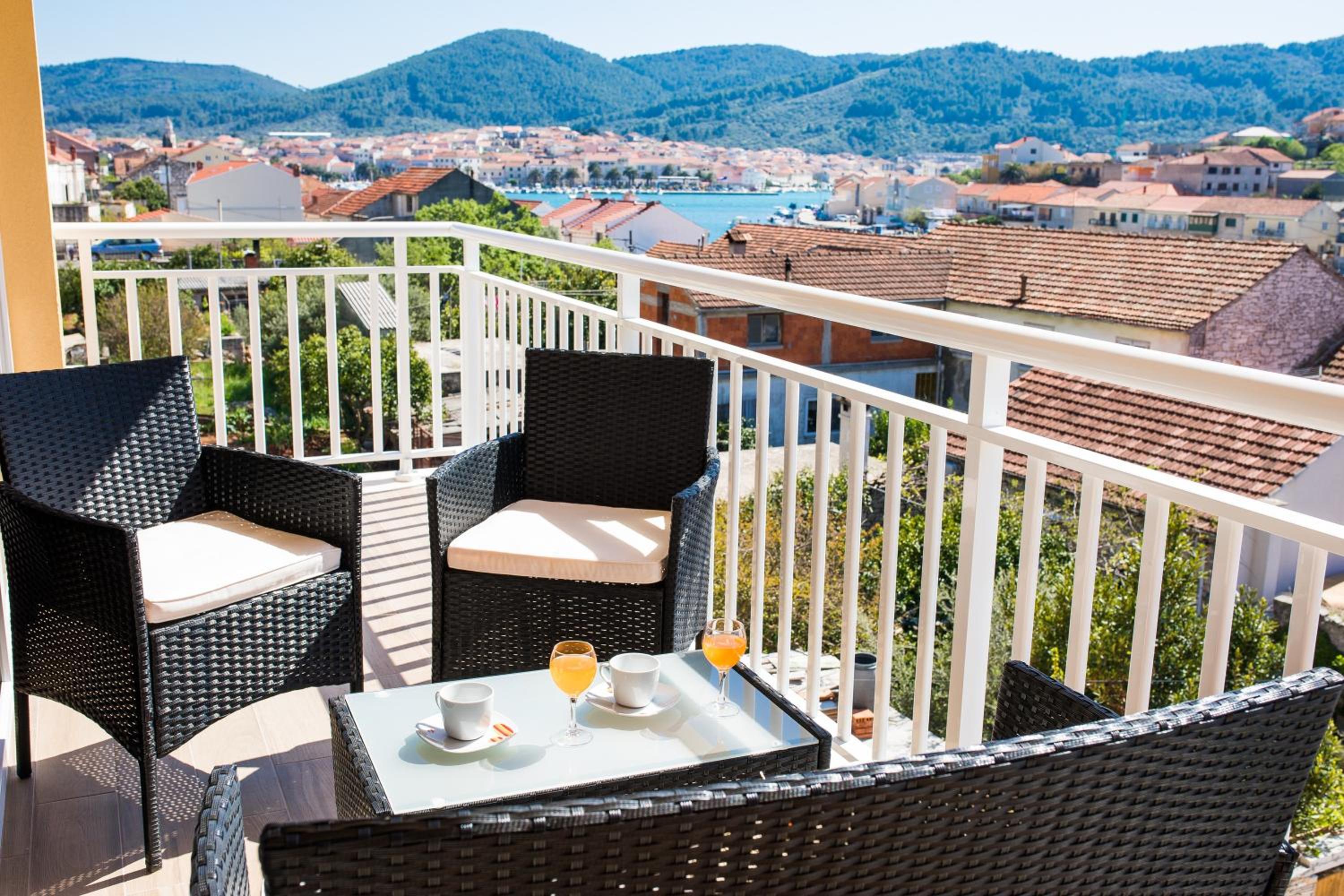 Apartments & Rooms Sunshine Home view 5