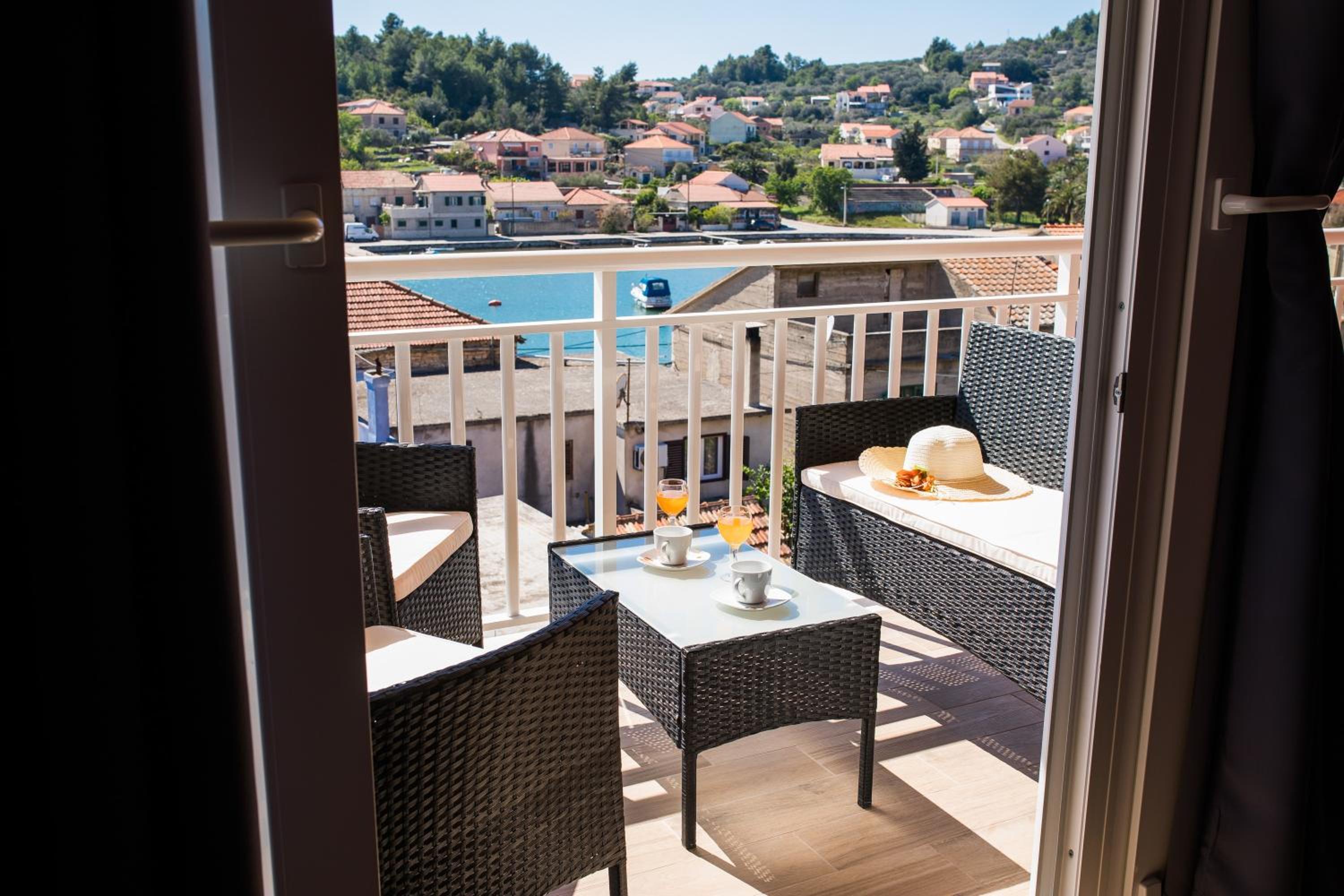 Apartments & Rooms Sunshine Home view 2
