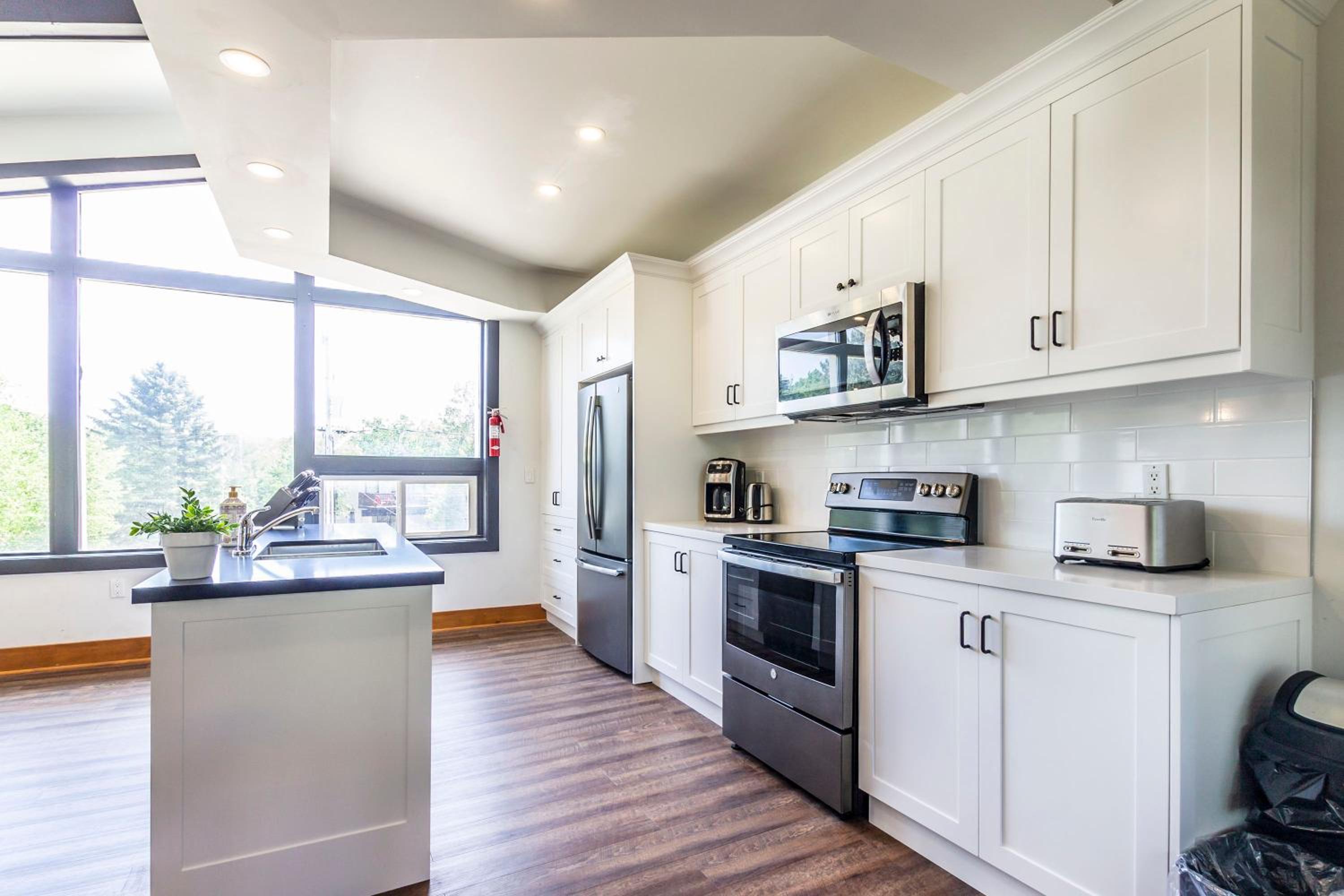 Mountain Trail-Smart TV-Self Check-In-Full Kitchen-Balcony-BBQ