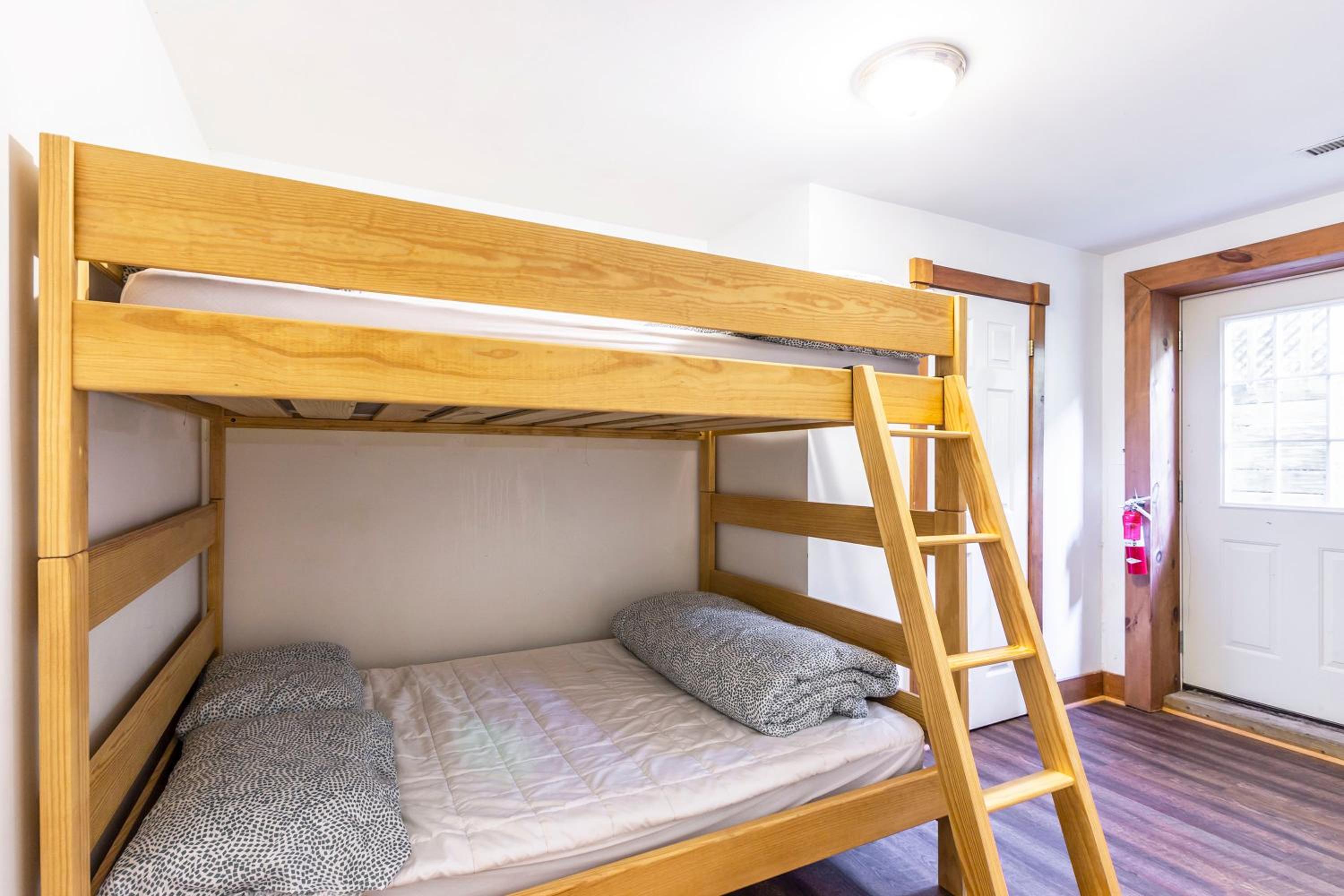 Mountain Trail-Smart TV-Self Check-In-Full Kitchen-Balcony-BBQ