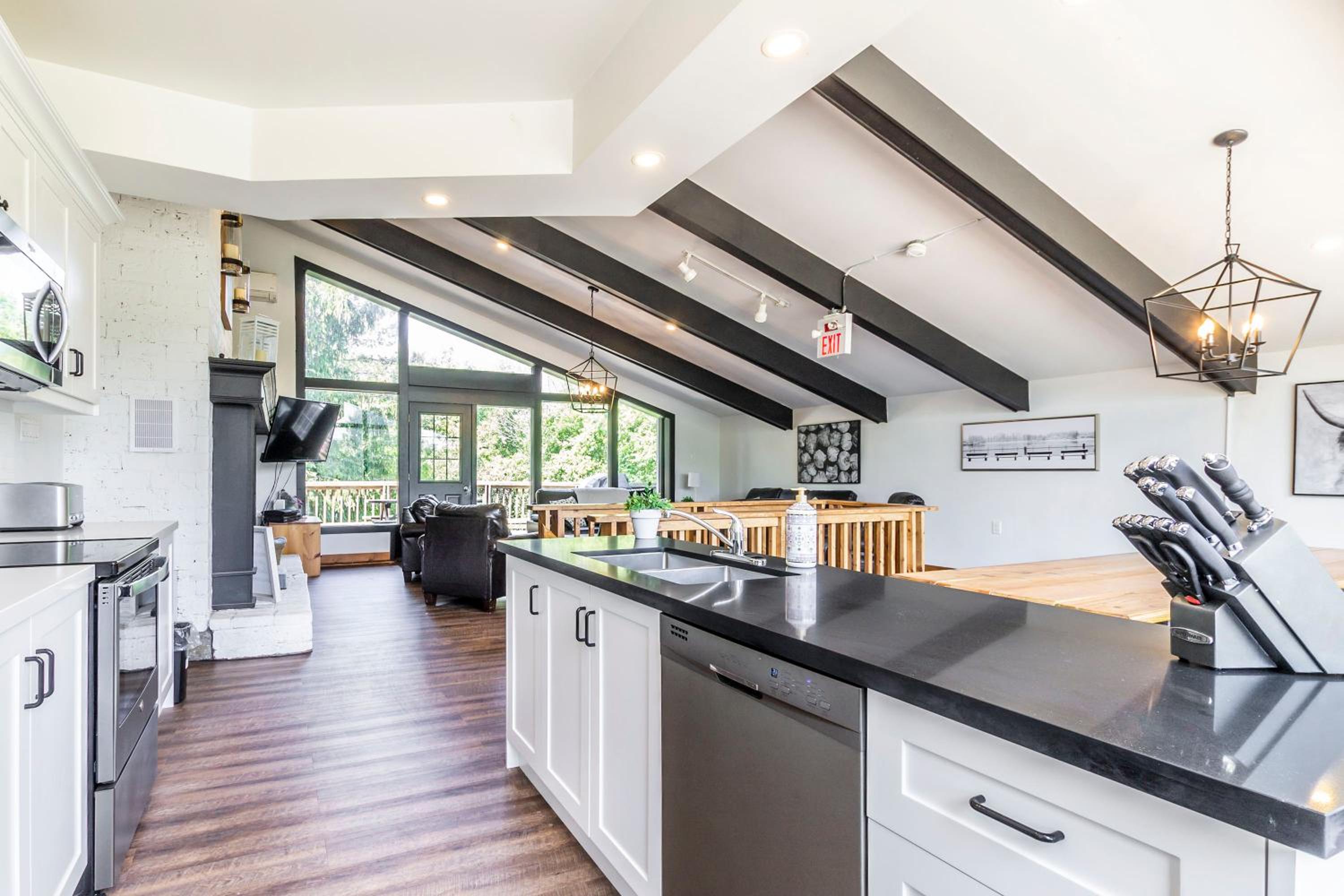 Mountain Trail-Smart TV-Self Check-In-Full Kitchen-Balcony-BBQ